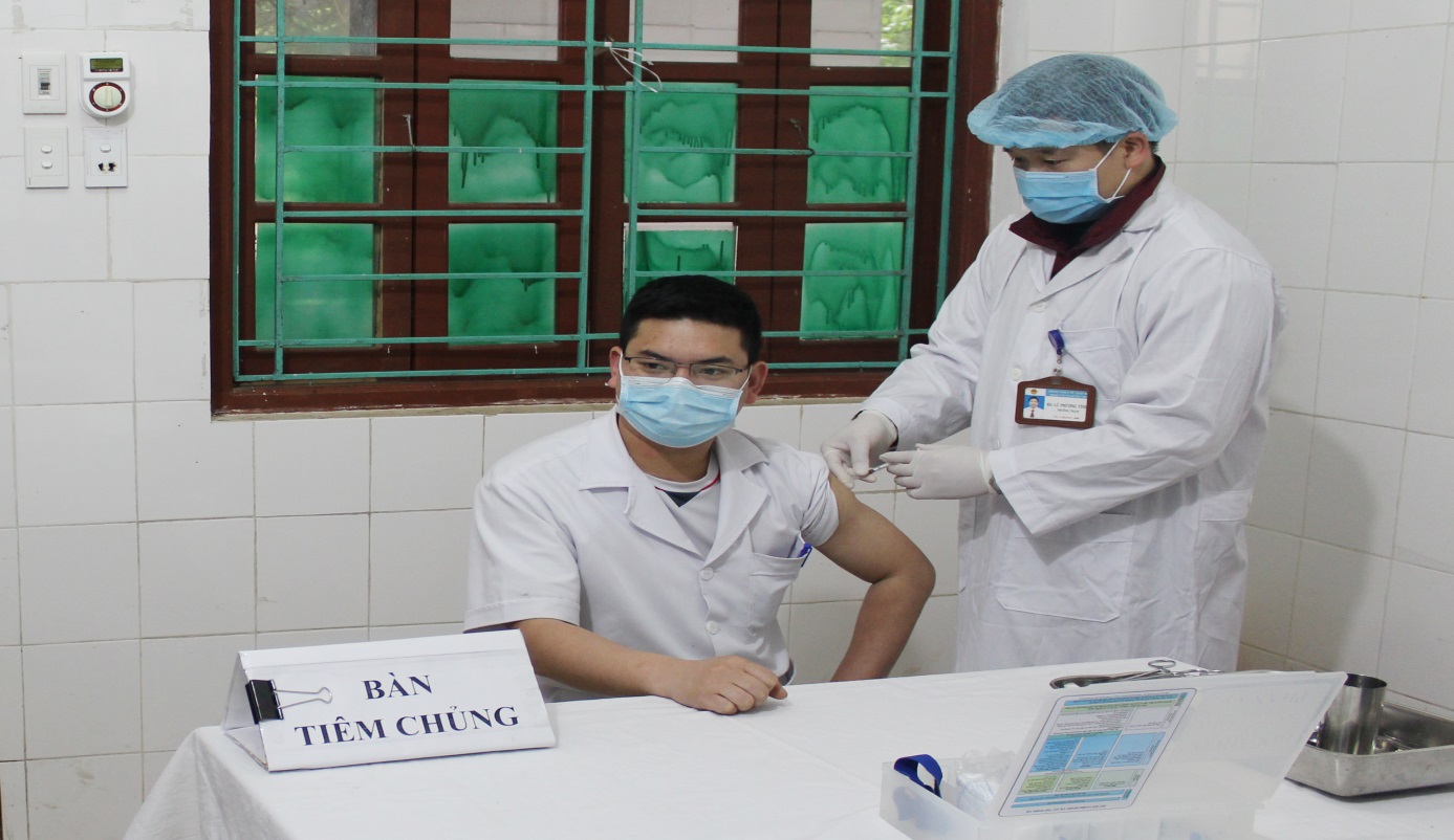 Tiêm vắc xin phòng COVID-19 cho nhân viên y tế tại BVĐK huyện Quản Bạ