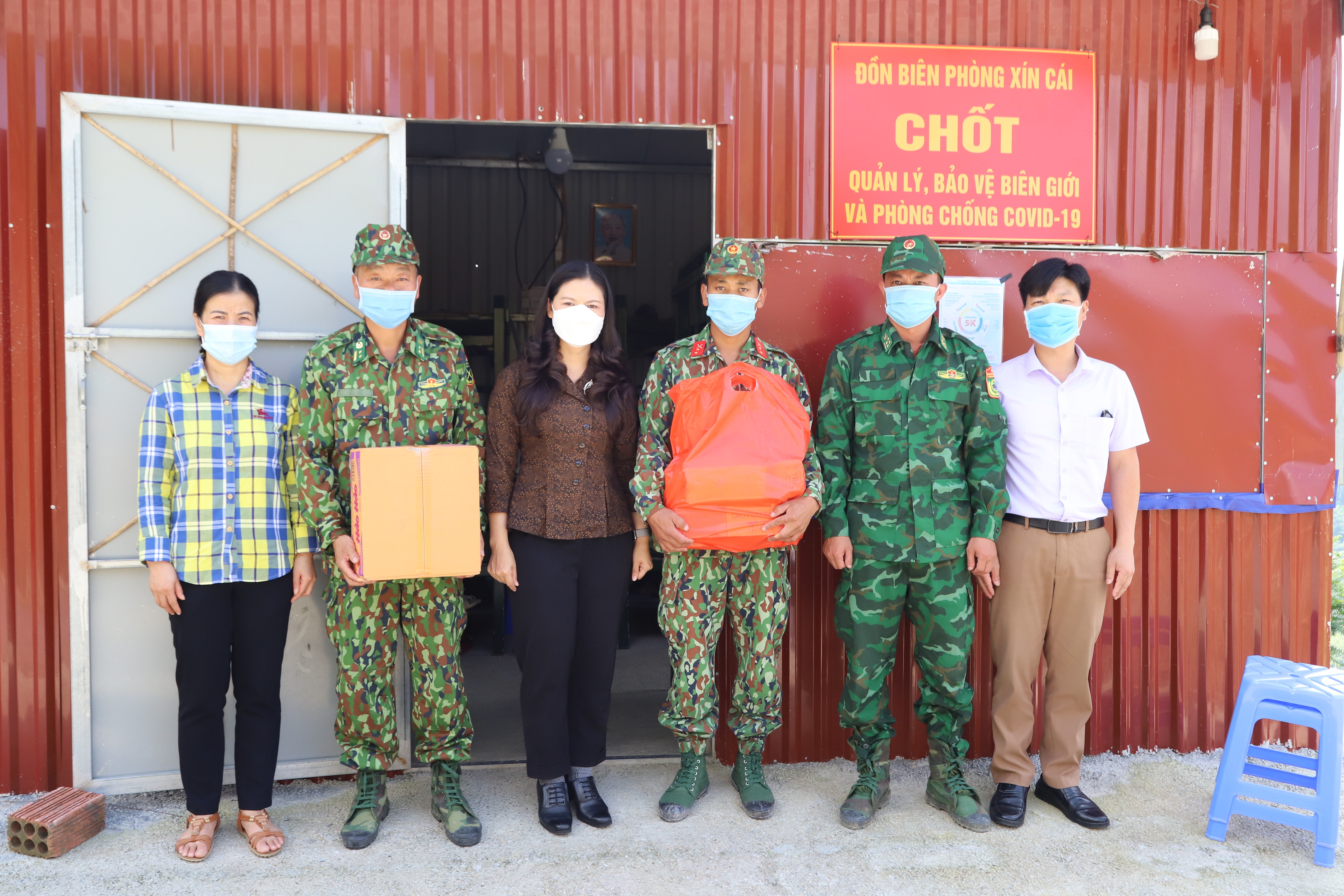 Bí thư Huyện ủy Mèo Vạc tặng quà động viên các lực lượng kiểm dịch tại Mốc 485 xã Xín Cái