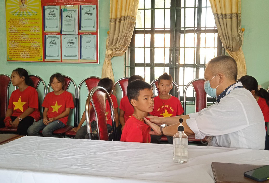 Khám, điều tra bướu cổ ở trẻ em từ 8-10 tuổi tại trường tiểu học xã Yên Thành, Quang Bình