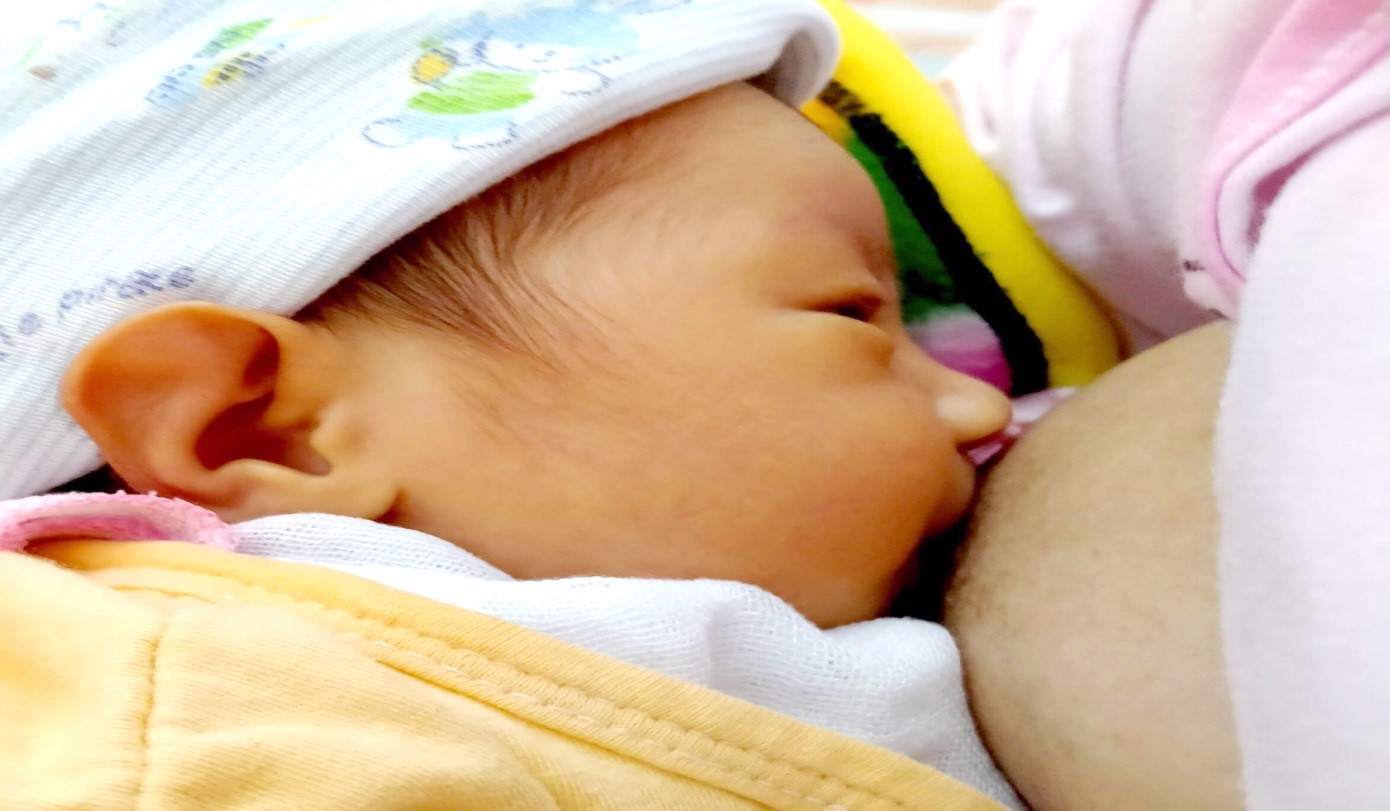 Cho trẻ bú mẹ hoàn toàn trong 6 tháng đầu và kéo dài đến 24 tháng giúp trẻ tăng cường miễn dịch, nâng cao sức đề kháng