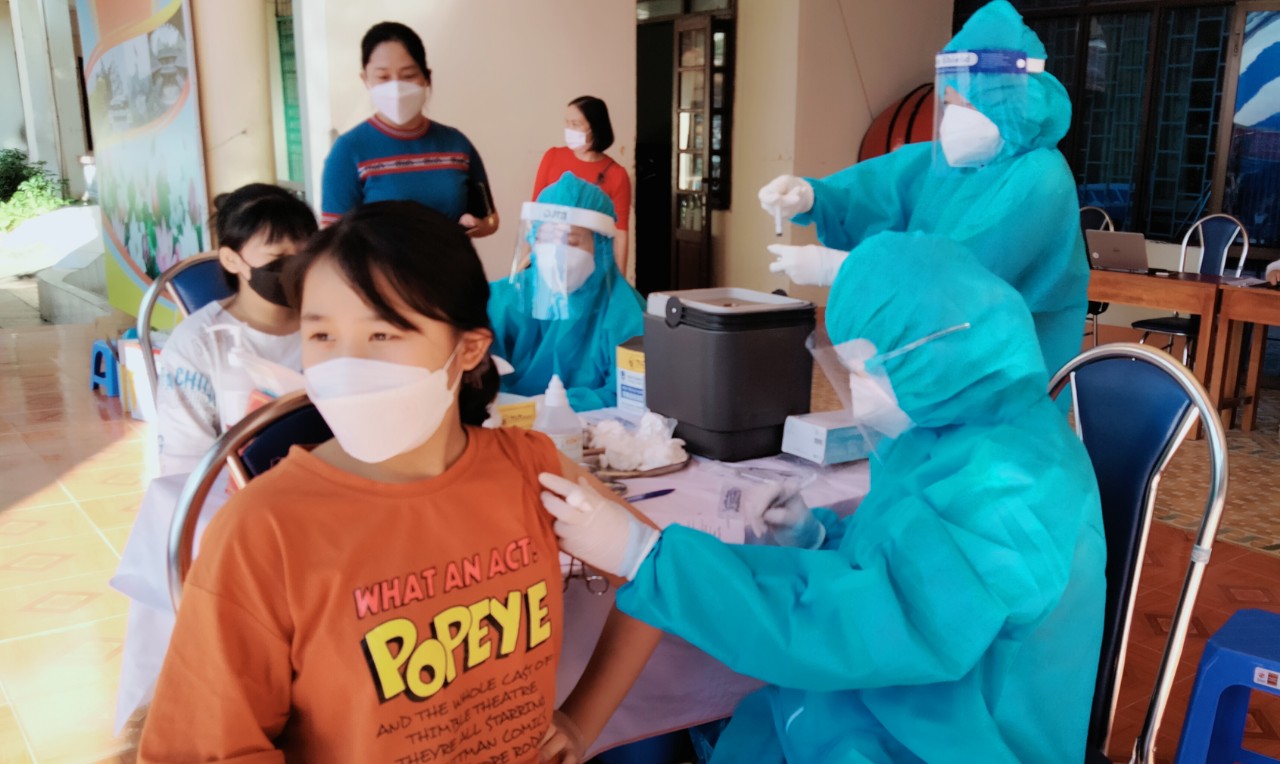 Tiêm phòng vắc xin COVID-19 cho học sinh tại Trường THCS Yên Biên, thành phố Hà Giang
