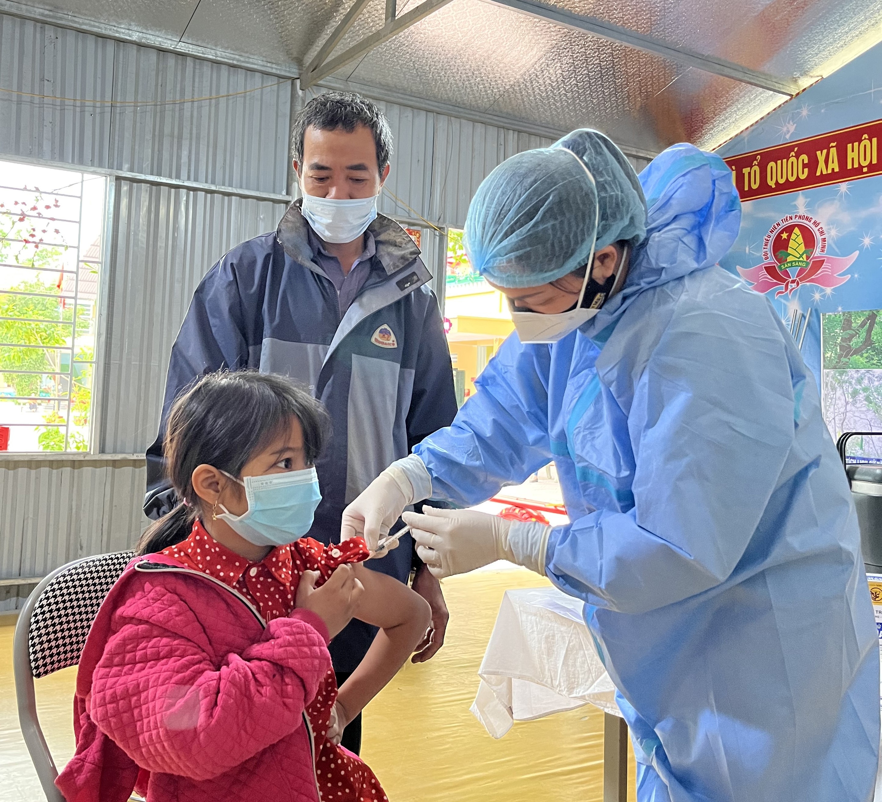 Tiêm vắc xin phòng COVID-19 cho trẻ tại trường Tiểu học Trần Quốc Toản huyện Bắc Mê