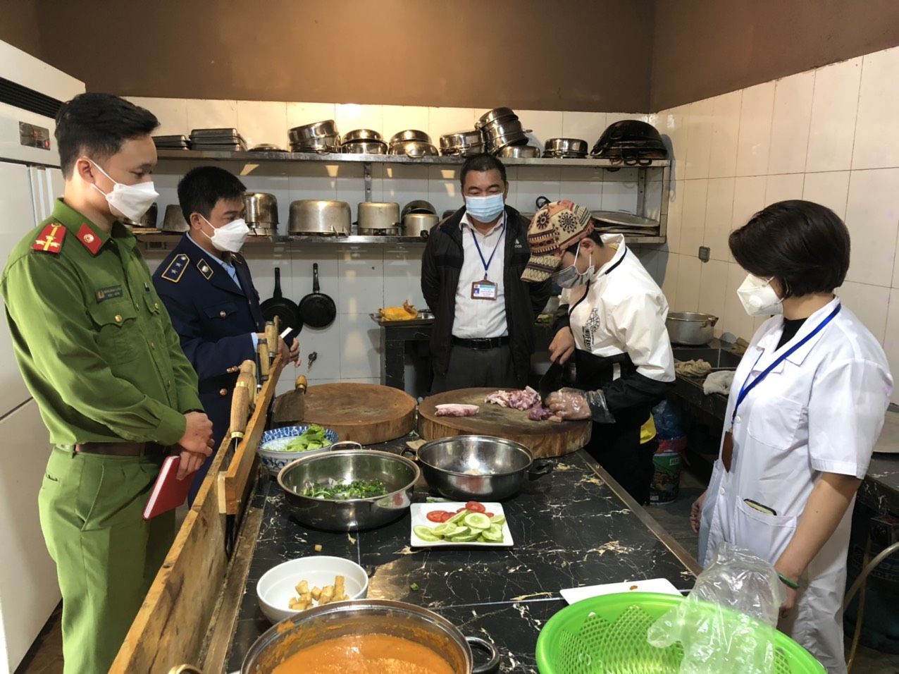 Đoàn kiểm tra liên ngành VSATTP huyện kiểm tra điều kiện kinh doanh phục vụ ăn uống tại Làng Văn hóa du lịch dân tộc Mông xã Pả Vi
