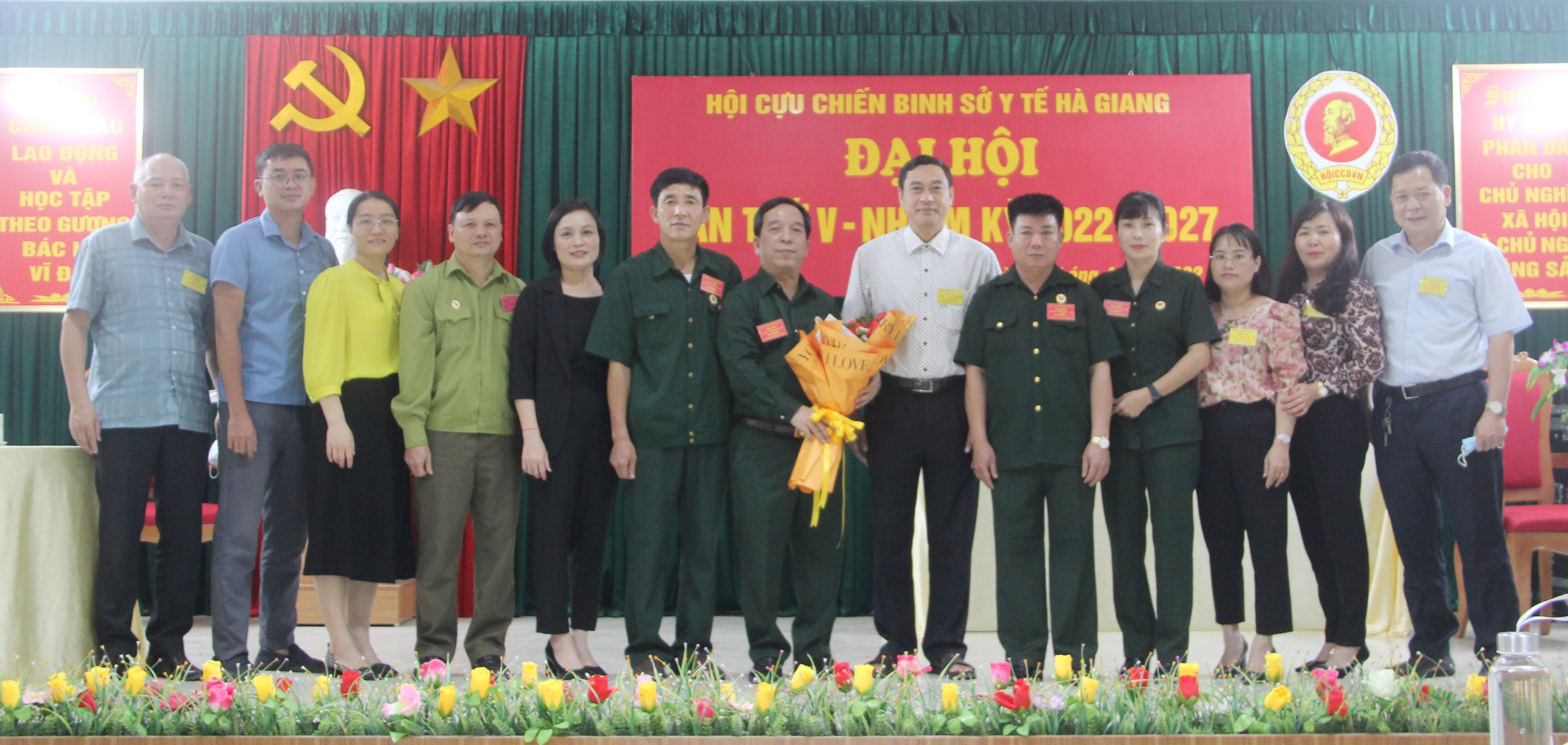 Đồng chí Nguyễn Văn Giao- Bí thư Đảng ủy Sở Y tế- Quyền Giám đốc Sở Y tế  và các đại biểu tham dự Đại hội chụp ảnh lưu niệm