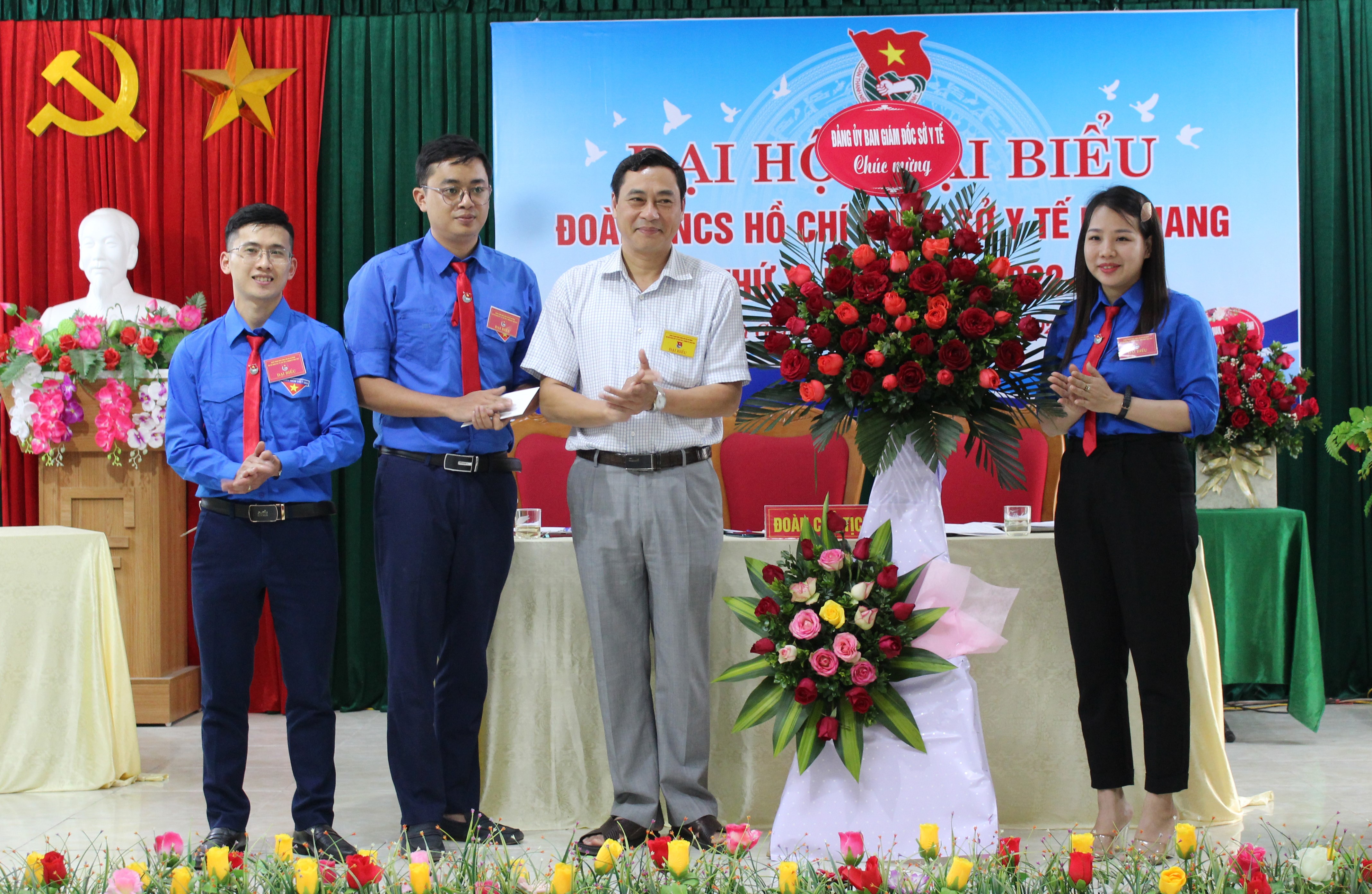 Đồng chí Nguyễn Văn Giao, Quyền Giám đốc Sở Y tế tặng hoa chúc mừng đại hội