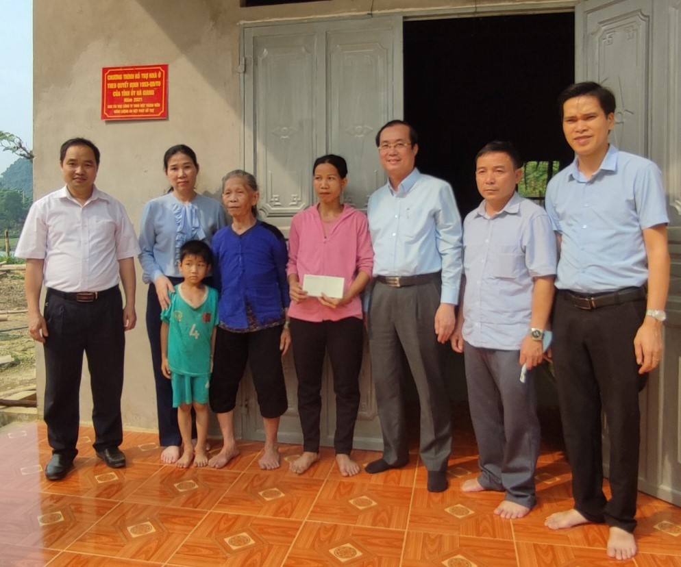 Đoàn công tác số 11 phụ trách xã làm việc với xã Vô Điếm, huyện Bắc Quang