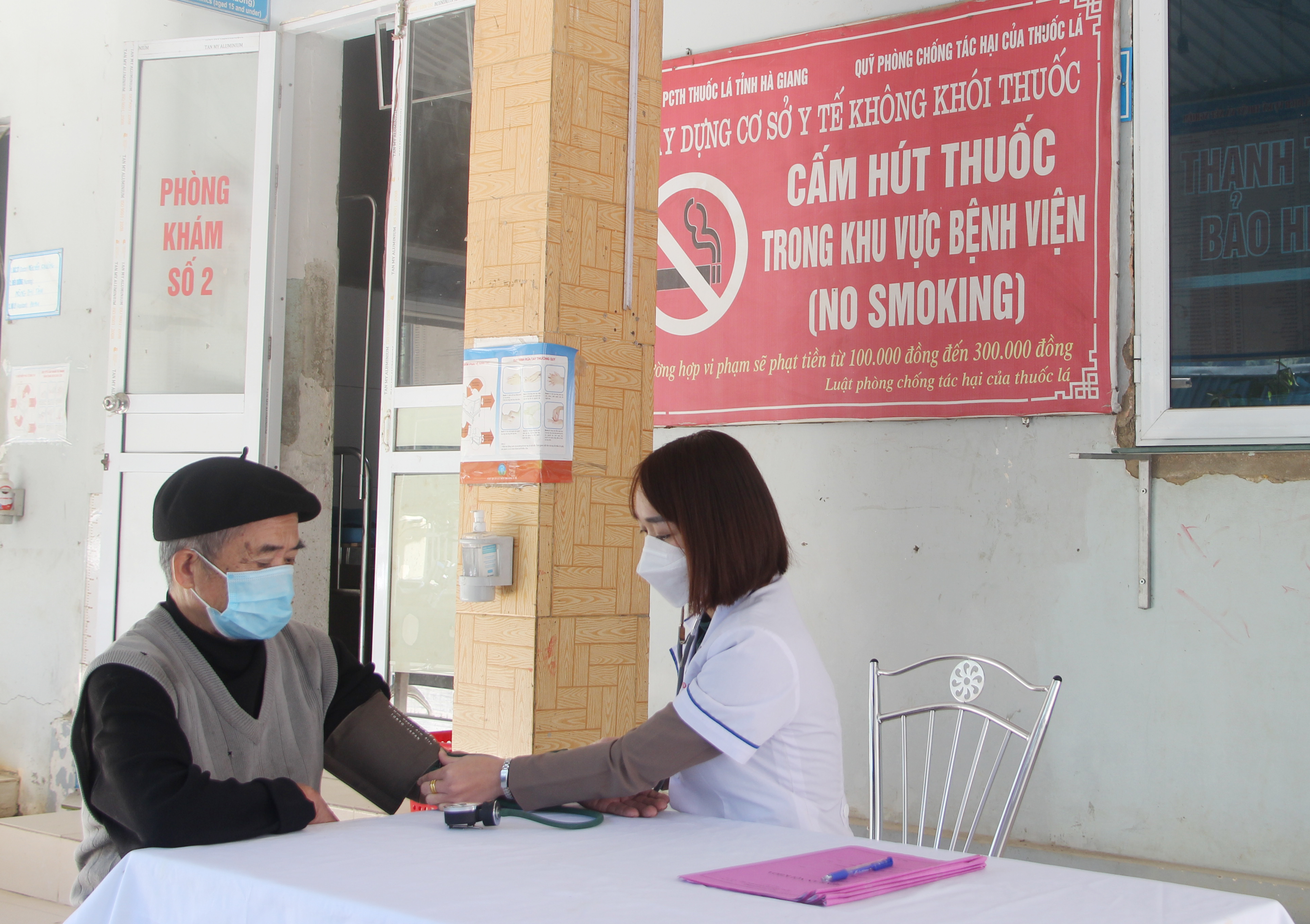 Pa nô cấm hút thuốc lá và mức xử phạt được treo ngay trước khu vực khám bệnh tại Bệnh viện đa khoa Bắc Mê