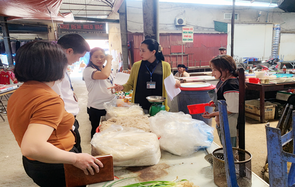 Đoàn giám sát lấy mẫu thực phẩm tại chợ Trung tâm huyện Mèo Vạc