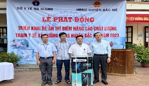 Sở Y tế Hà Giang trao tặng máy lọc nước cho Trạm Y tế xã Đường Hồng