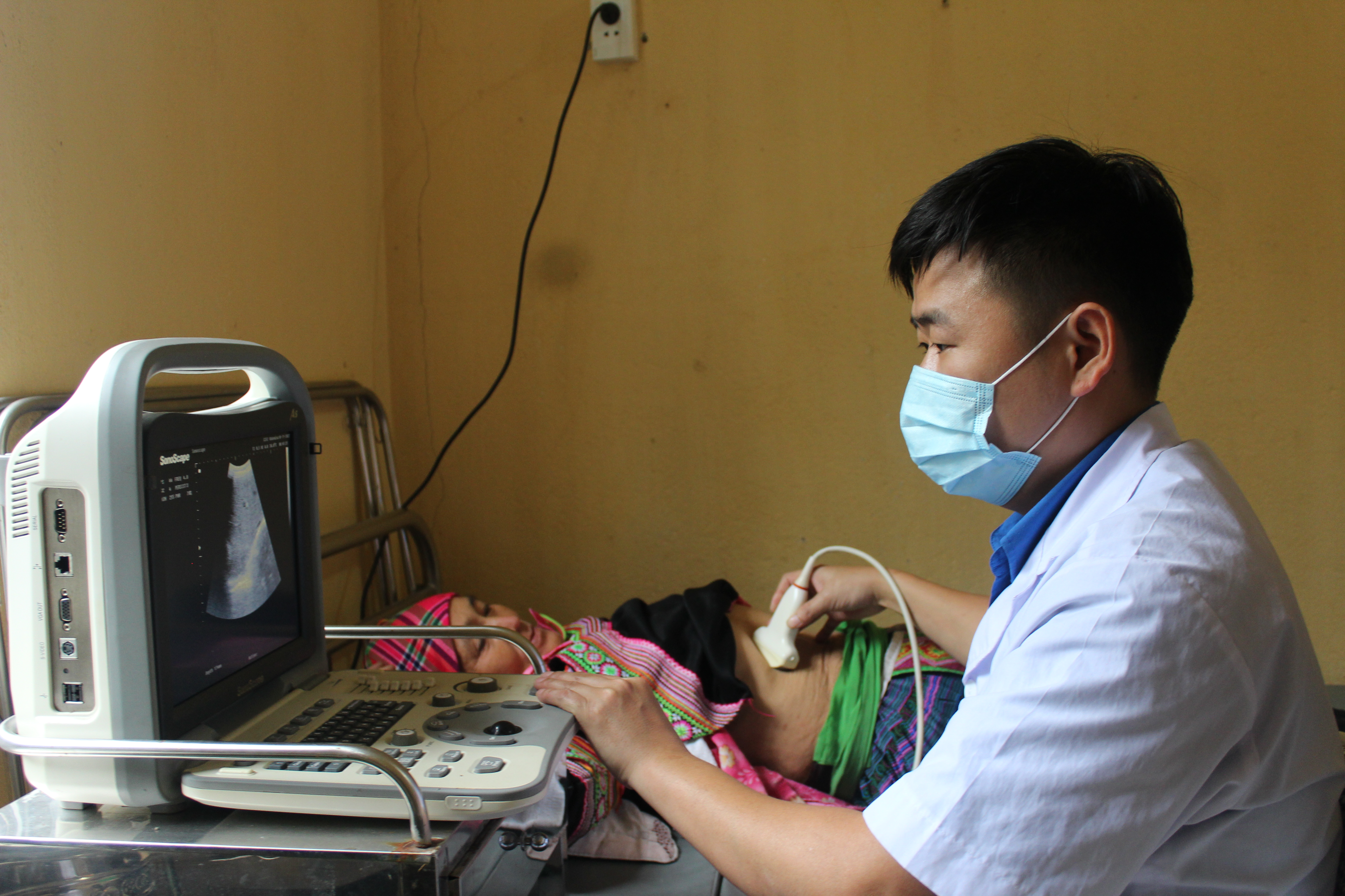 Đoàn thanh niên Sở Y tế tặng quà, khám bệnh và cấp phát thuốc miễn phí tại huyện Hoàng Su Phì
