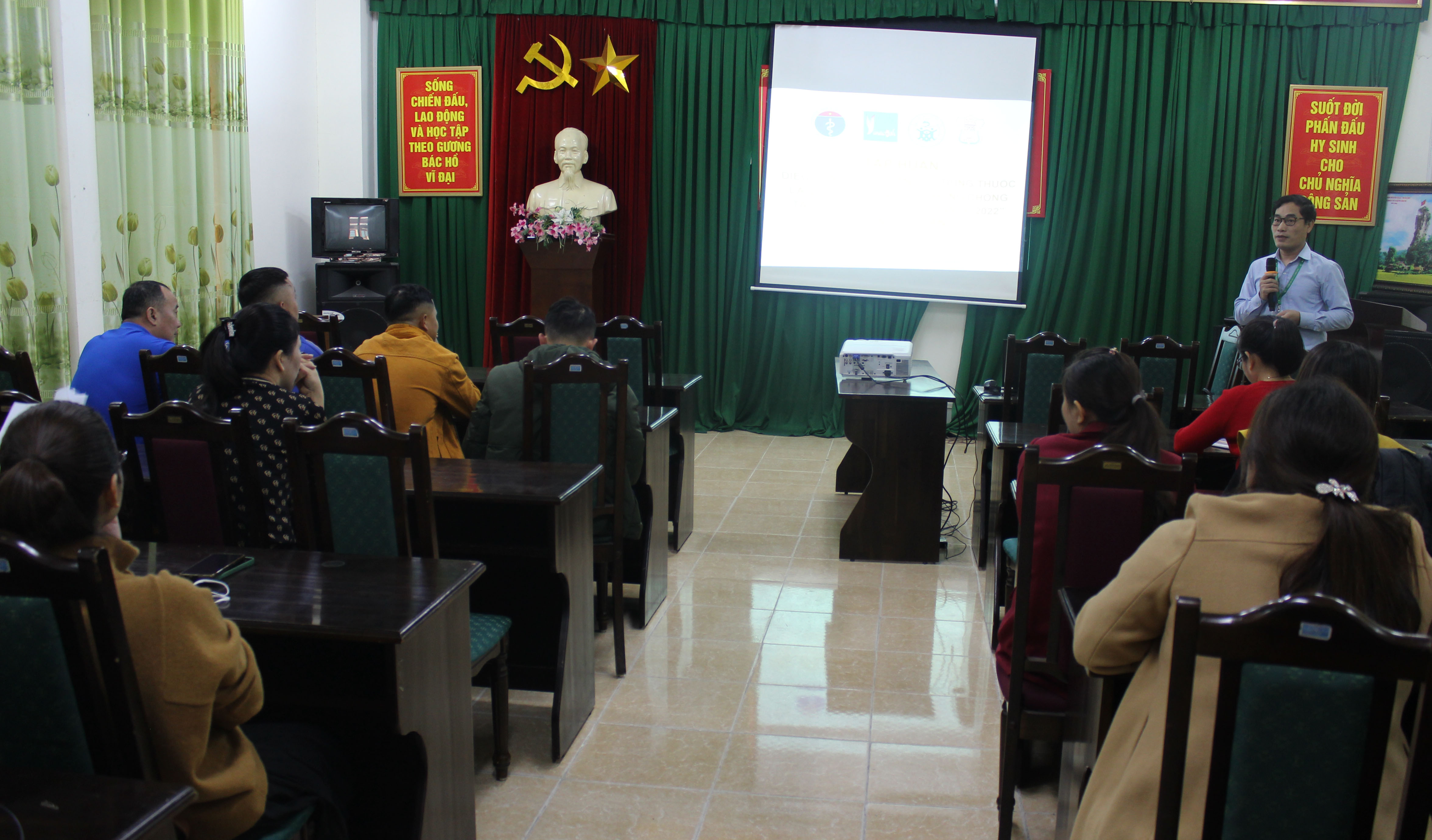 Giảng viên trường Đại học Y tế công cộng Hà Nội truyền đạt nội dung tại lớp tập huấn