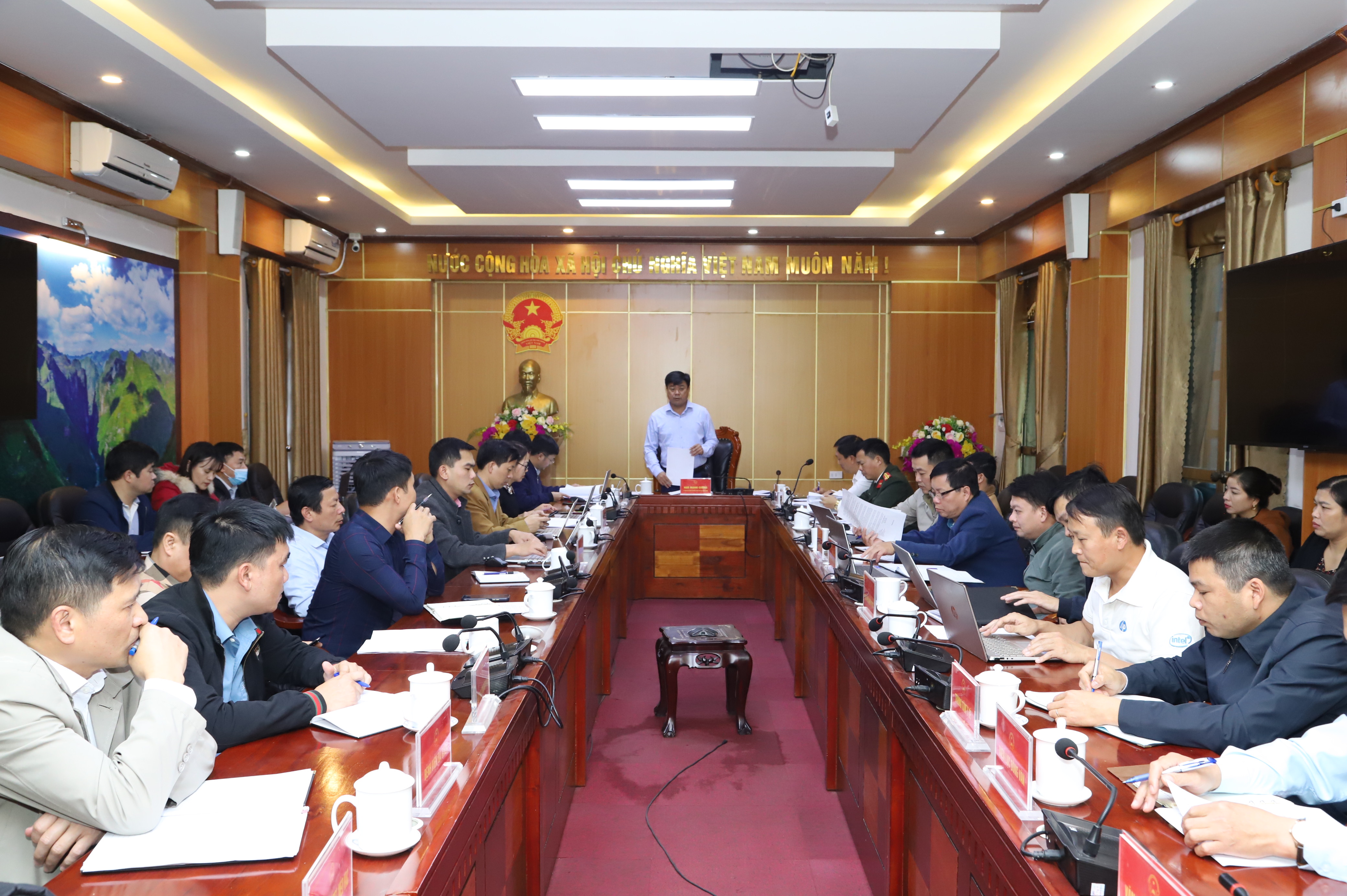 Đồng chí Ngô Mạnh Cường, Phó Chủ tịch UBND huyện Mèo Vạc phát biểu chỉ đạo tại cuộc họp