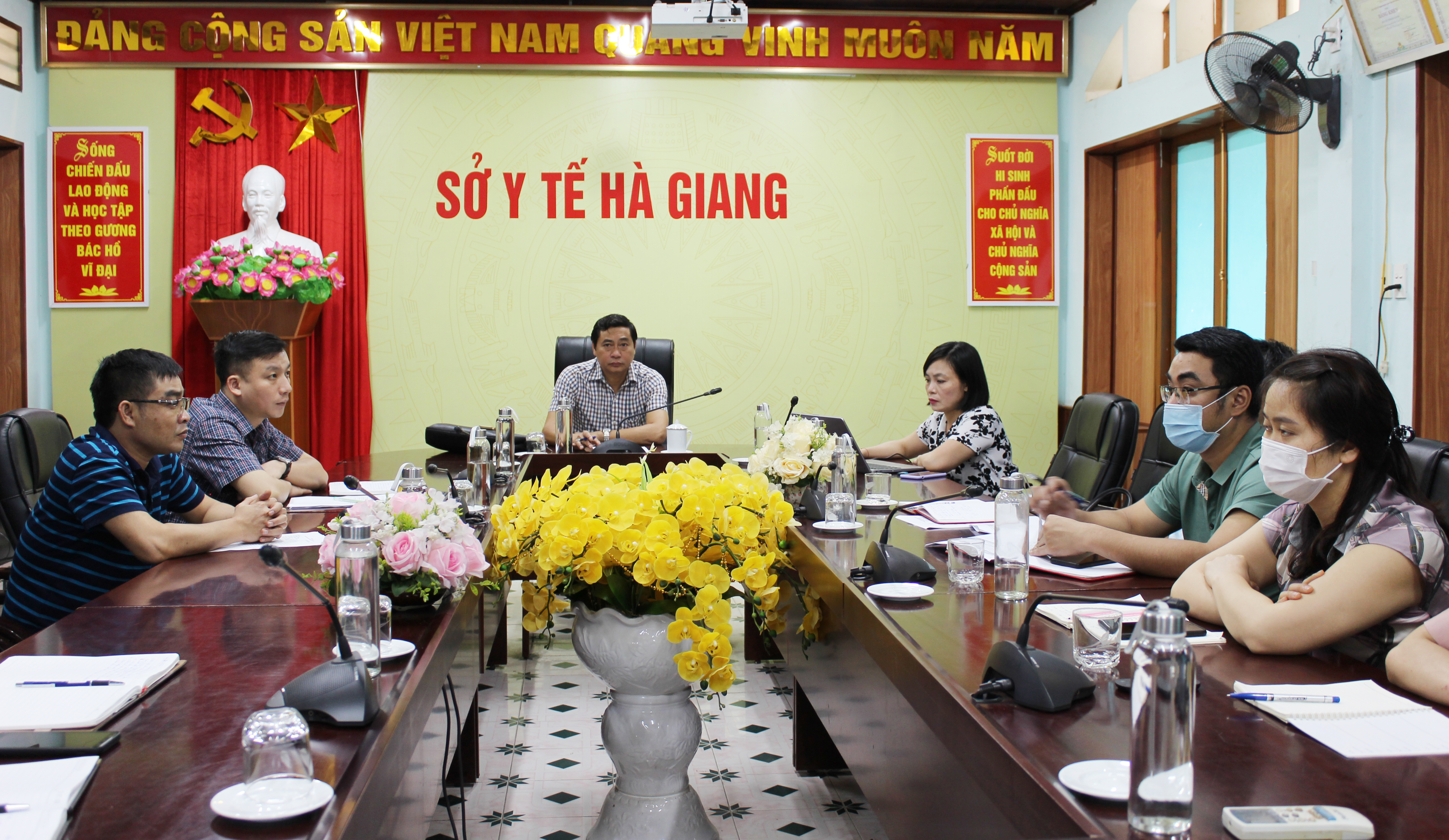 Đồng chí Nguyễn Văn Giao, Quyền Giám đốc Sở Y tế chủ trì Hội nghị tại điểm cầu Hà Giang