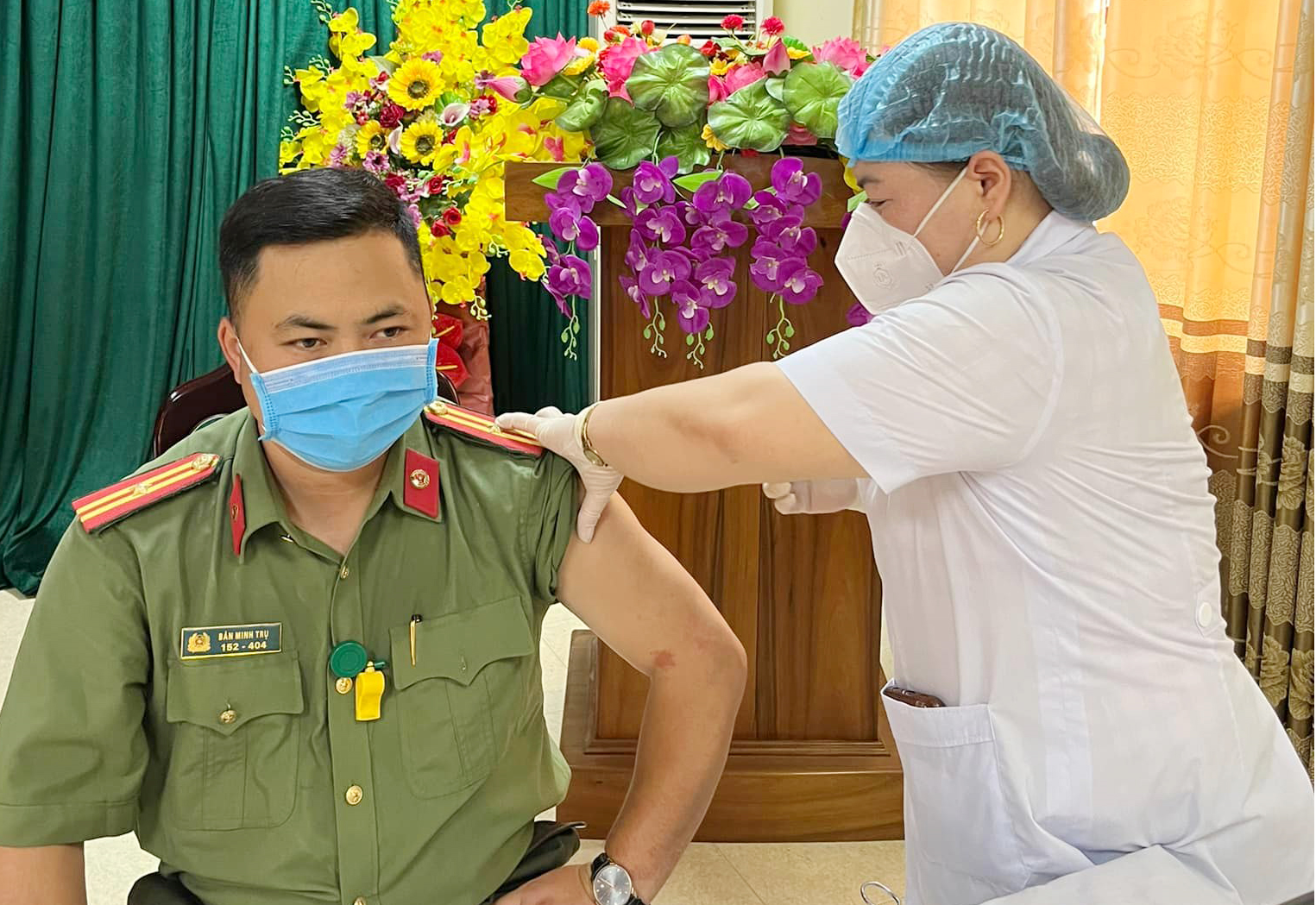 Tiêm vắc xin phòng COVID-19 cho cán bộ, chiến sĩ công an huyện Bắc Mê