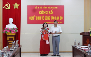 Đ/c Nguyễn Văn Giao, Quyền Giám đốc Sở Y tế trao Quyết định cho đồng chí Nguyễn Thị Thuý Hoà