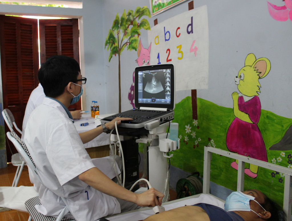 Hội thầy thuốc trẻ tỉnh thăm khám, tư vấn sức khỏe và trao quà tại xã Thuận Hòa