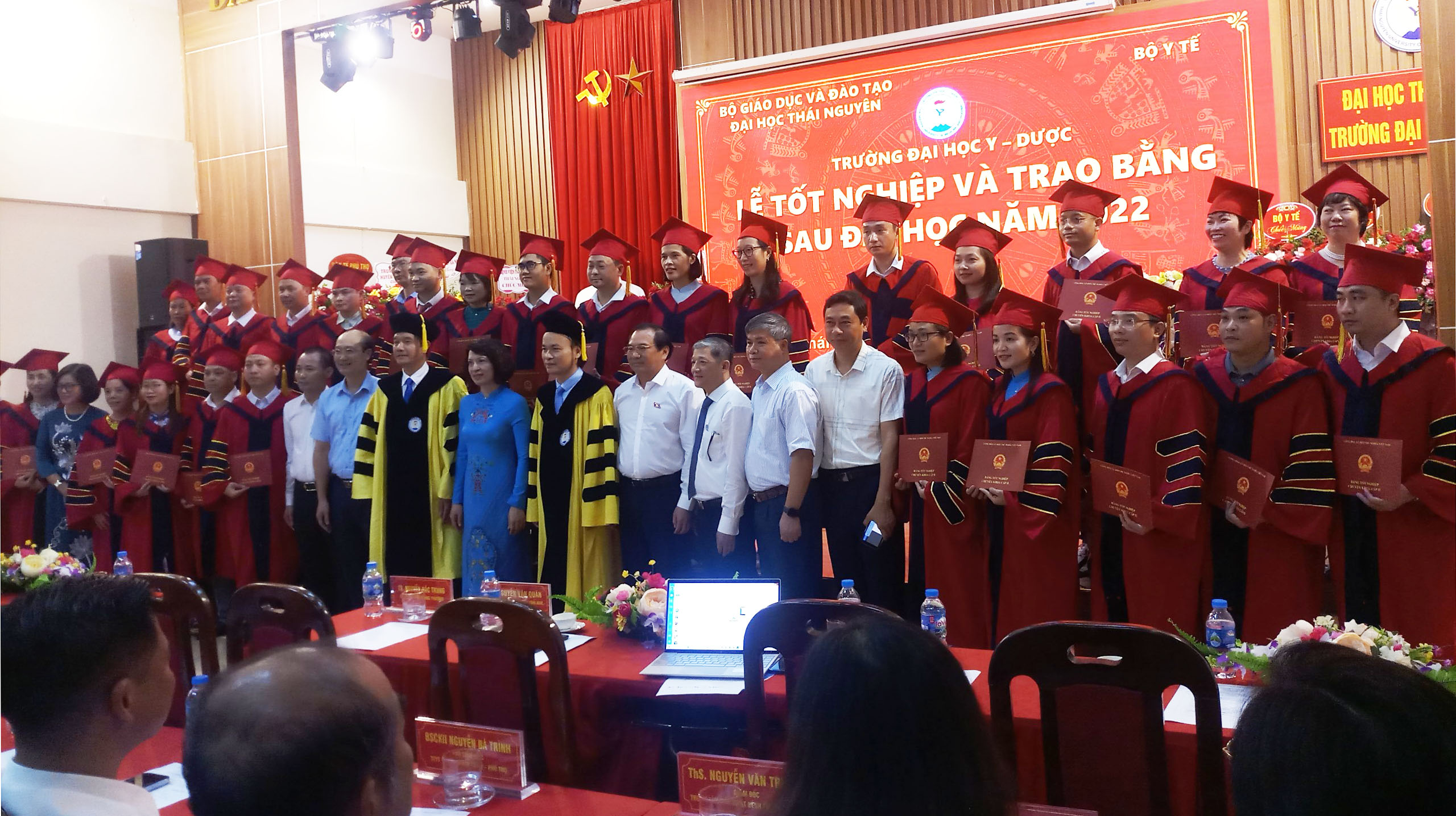 Đồng chí Nguyễn Văn Giao- Quyền Giám đốc Sở Y tế Hà Giang và đoàn công tác chụp ảnh lưu niệm tại lễ trao bằng tốt nghiệp cho các Bác sĩ CKII, CKI, Thạc sĩ tốt nghiệp ra trường.