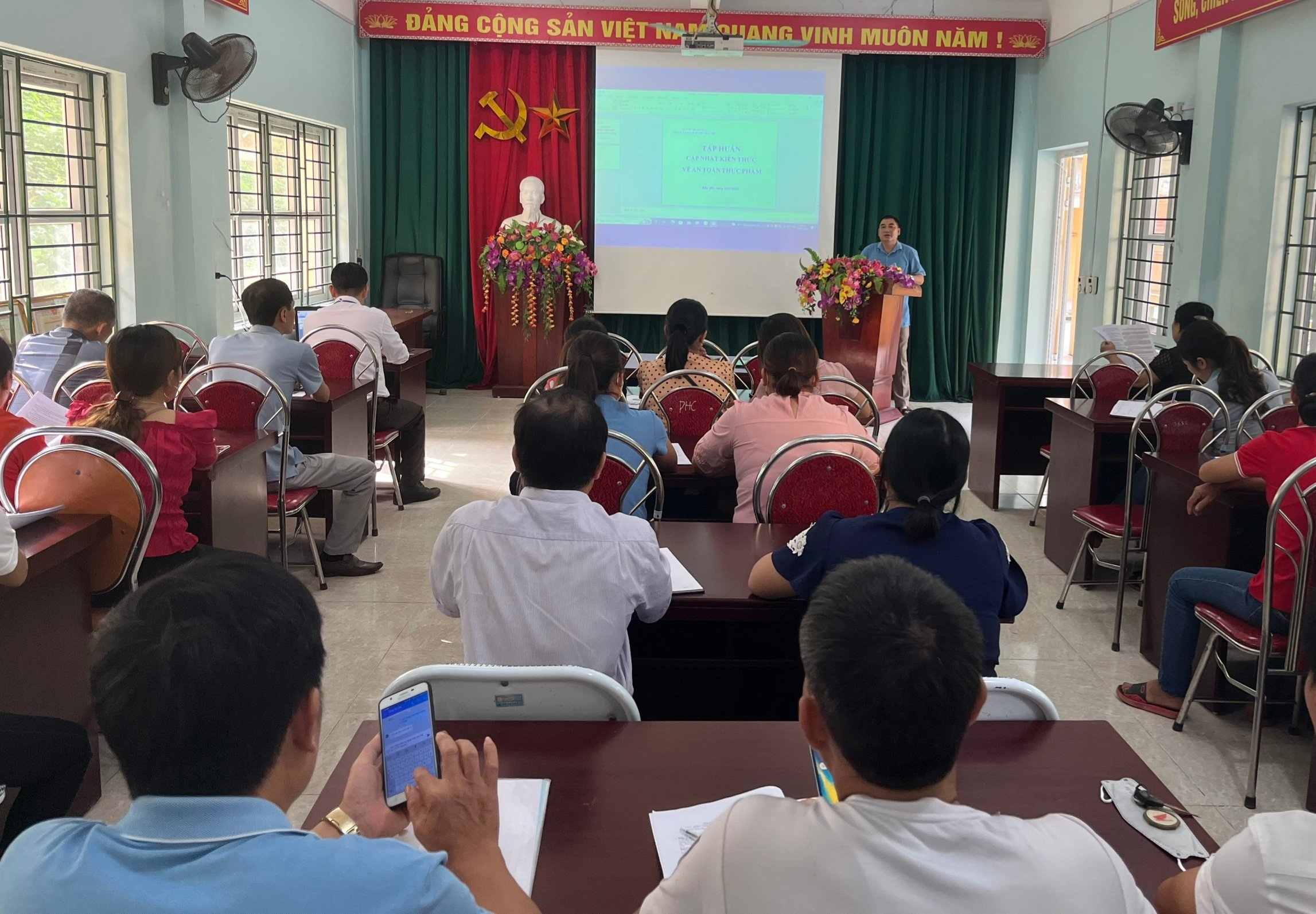 Đồng chí Nguyễn Duy Hoa – Giám đốc Trung tâm Y tế khai mạc lớp tập huấn