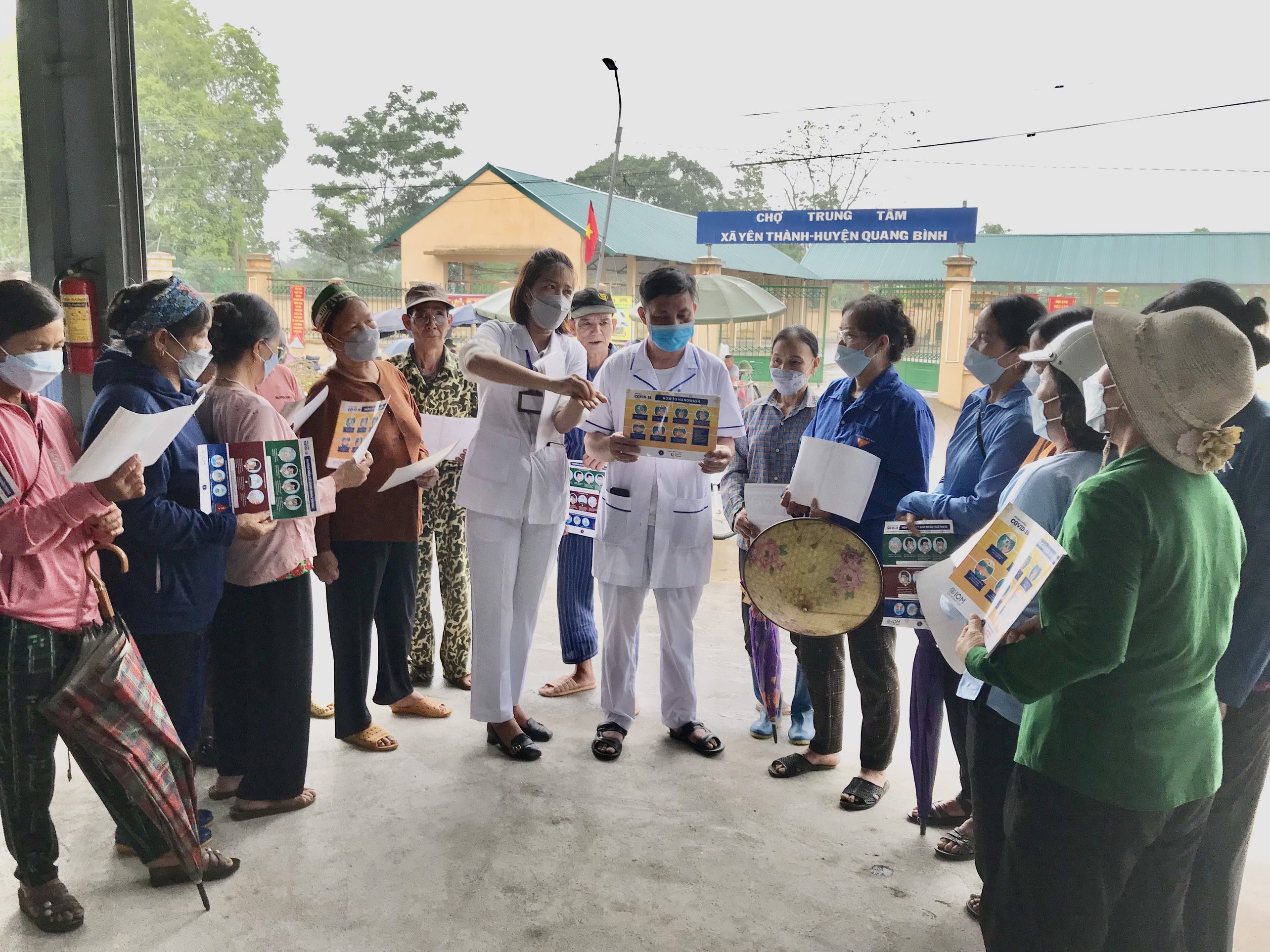 Cán bộ y tế hướng dẫn người dân các biện pháp phòng chống COVID-19 và phòng chống bệnh đậu mùa khỉ tại chợ phiên xã Yên Thành huyện Quang Bình.