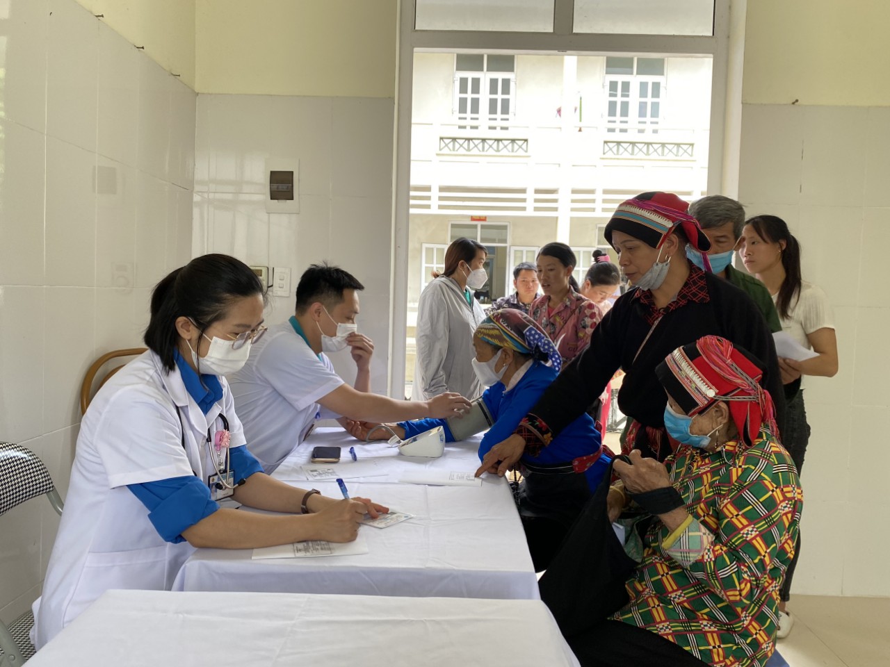 Câu lạc bộ Thầy thuốc trẻ huyện Quản Bạ tổ chức khám, tư vấn, cấp phát thuốc miễn phí cho người dân xã Tùng Vài