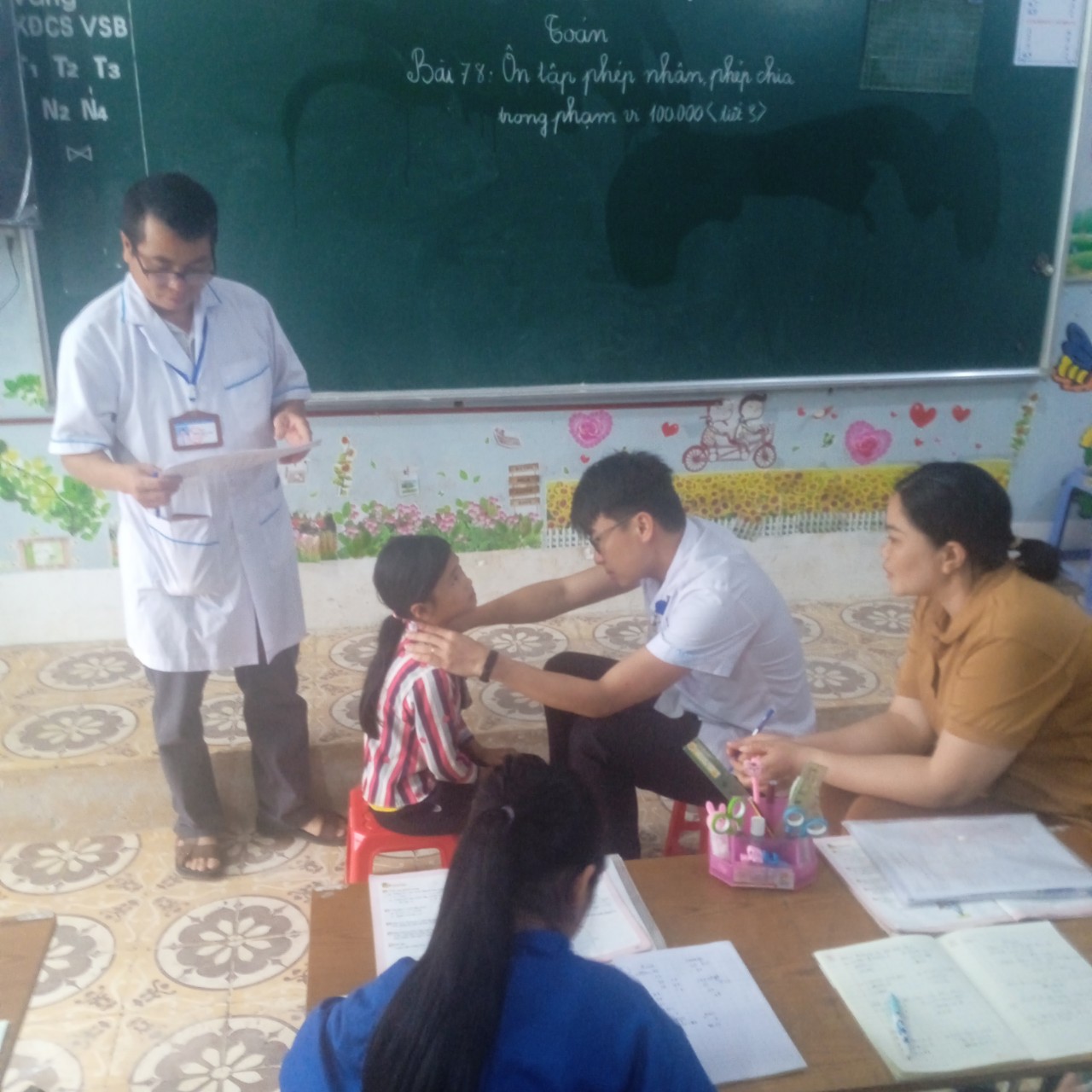 Hình ảnh Bác sĩ của Trung tâm Kiểm soát bệnh tật tỉnh khám bướu cổ cho các em học sinh trường tiểu học tại huyện Hoàng Su Phì