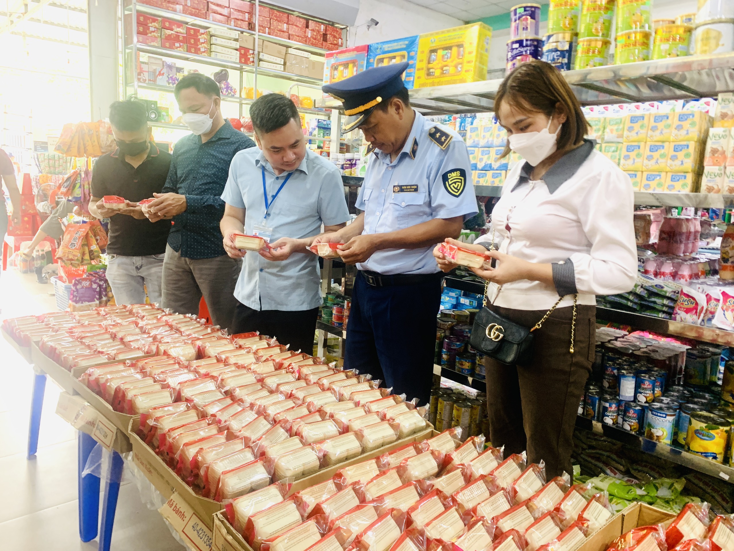 Đoàn kiểm tra liên ngành về ATTP huyện Vị Xuyên kiểm tra tại siêu thị An Khang, thị trấn Vị Xuyên, huyện Vị Xuyên