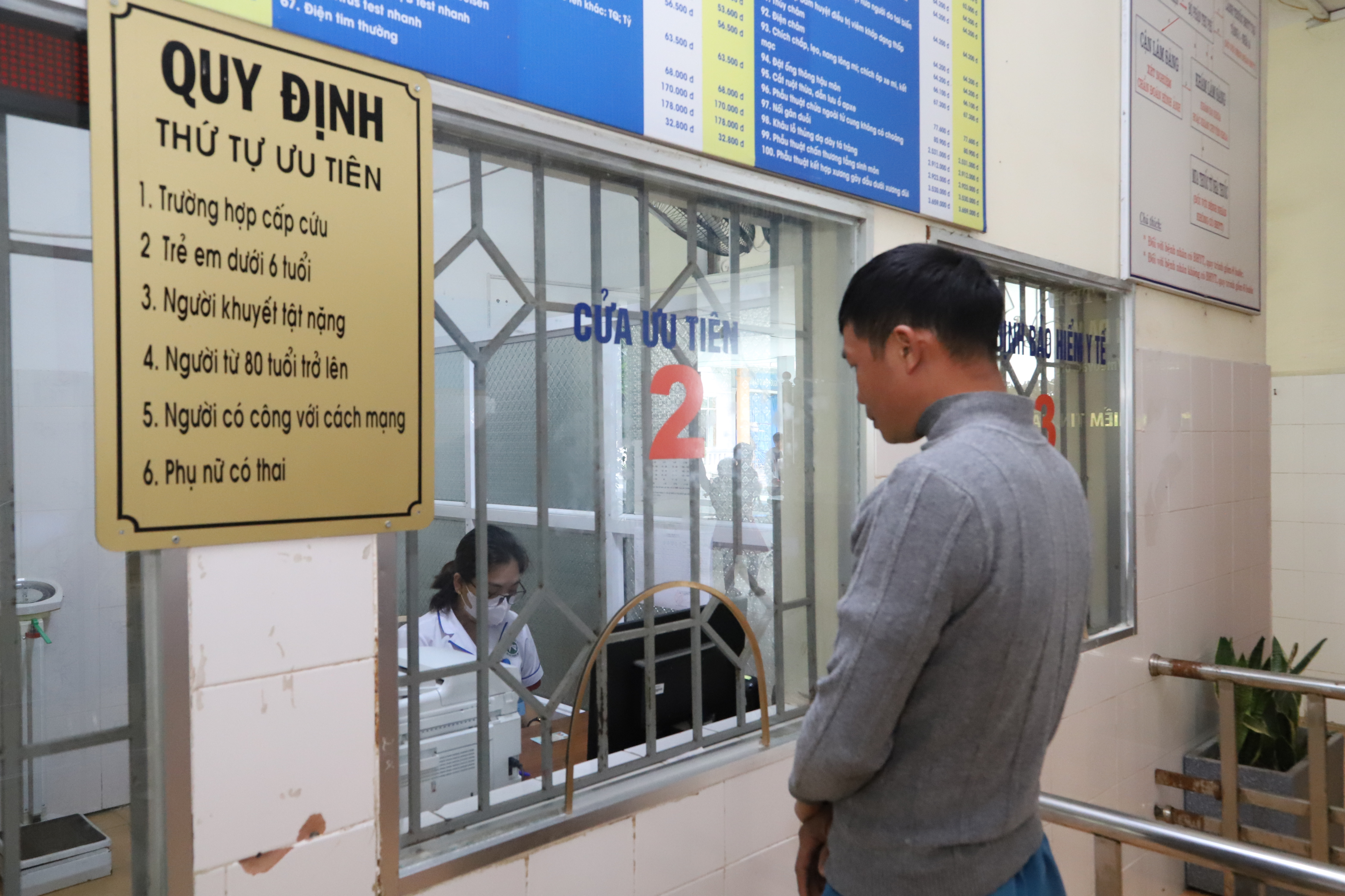 Người dân đến Bệnh viện Đa khoa huyện Mèo Vạc làm thủ tục khám, chữa bệnh.