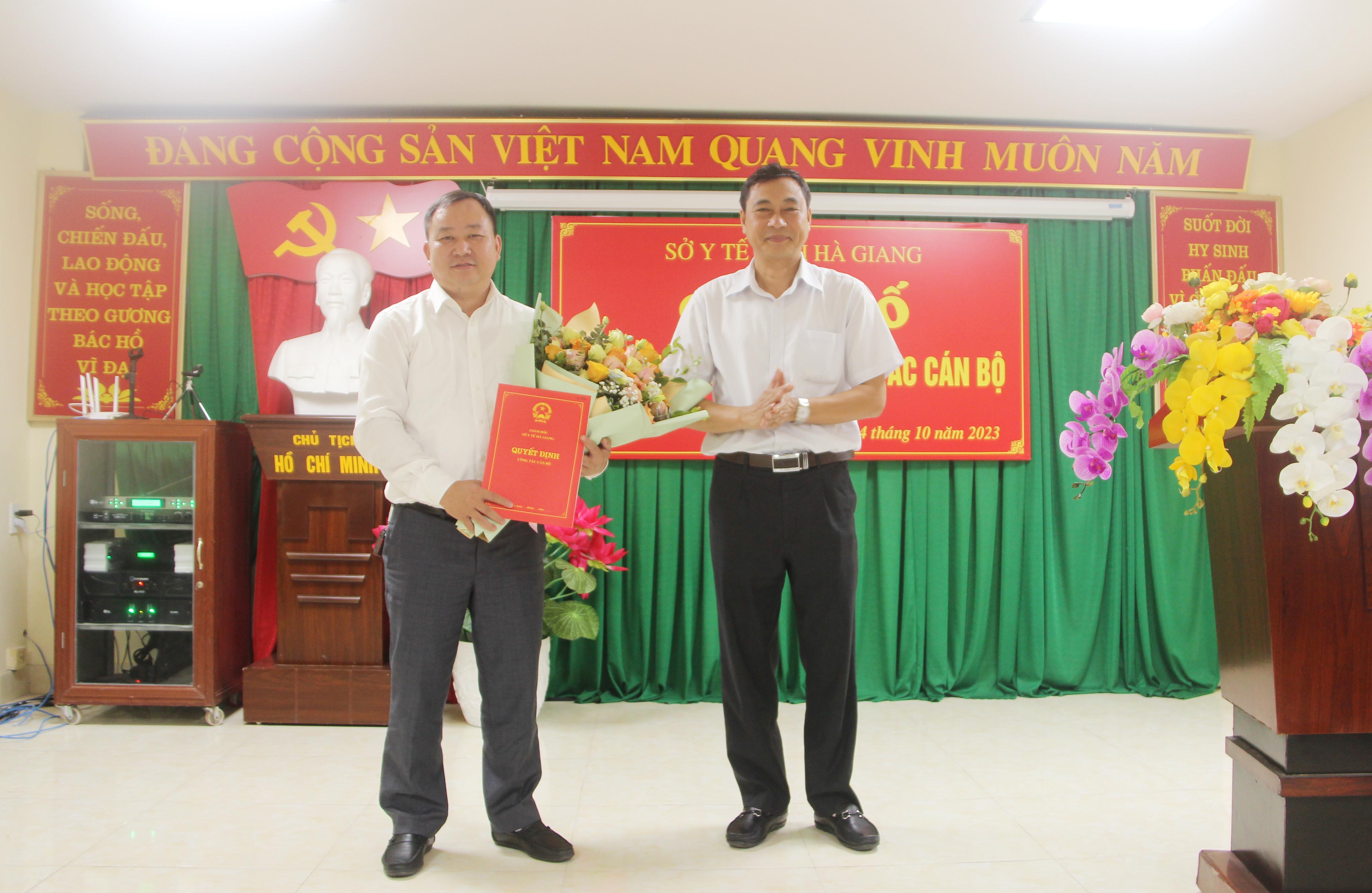 Đ/c Nguyễn Văn Giao, Quyền Giám đốc Sở Y tế trao Quyết định cho đ/c Phạm Đình Phẩm