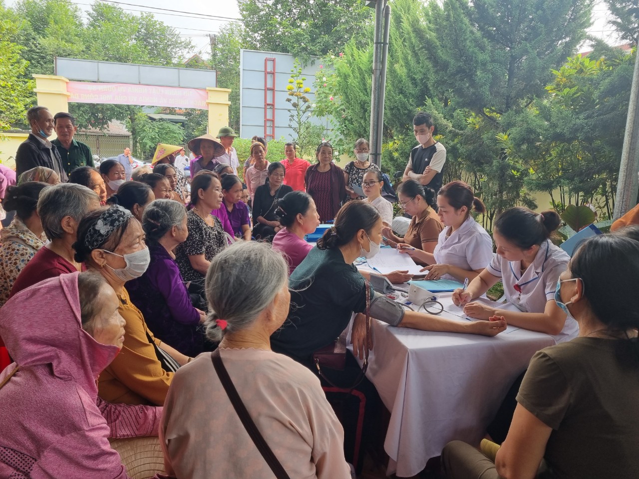 Khám sức khỏe cho người cao tuổi tại Trạm Y tế thị trấn Việt Quang (Bắc Quang)
