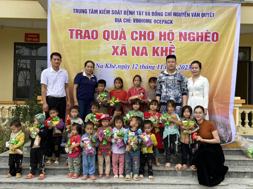 Một số hình ảnh tặng quà của Đoàn cho hộ nghèo và các em học sinh tại xã Pờ Ly Ngài (Hoàng Su Phì) và xã Na Khê (Yên Minh)