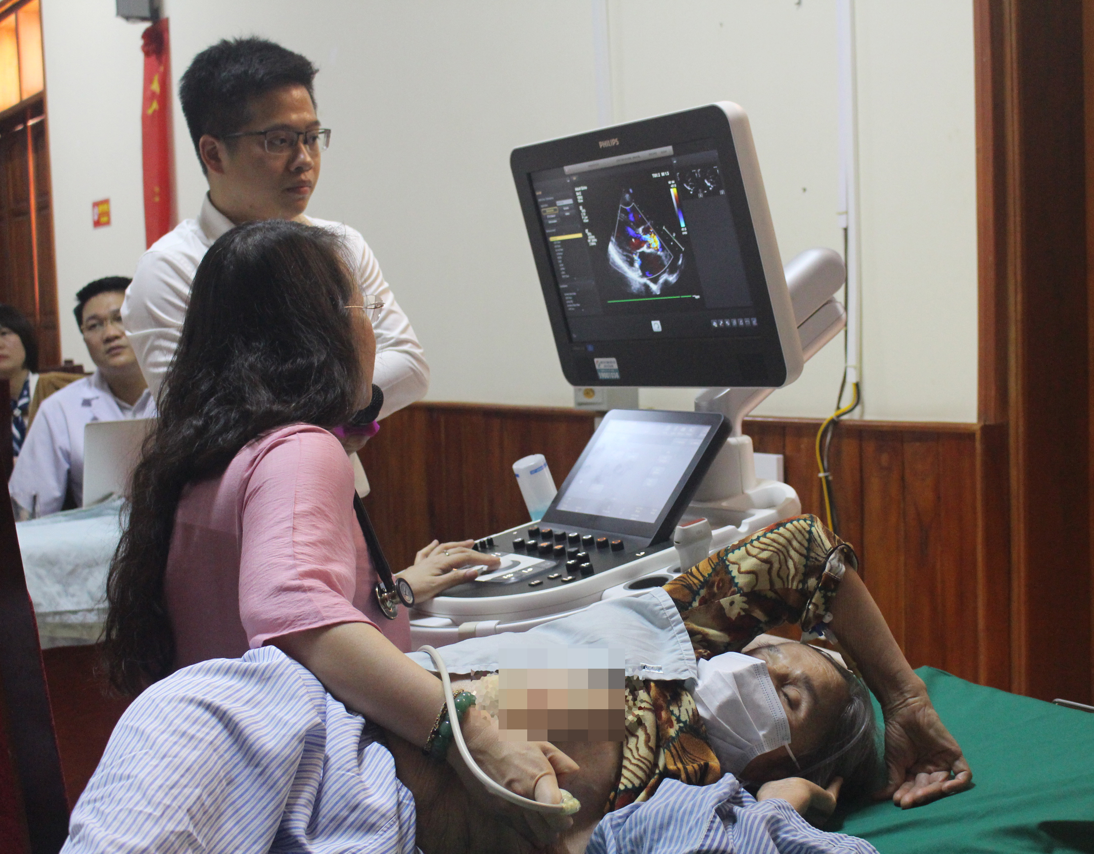 Tiến sĩ.Bs Nguyễn Thị Hoài Thu, Phó Viện trưởng Viện Tim Mạch, Bệnh viện Bạch Mai hướng dẫn siêu âm chẩn đoán suy tim trên người bệnh tại Hội thảo