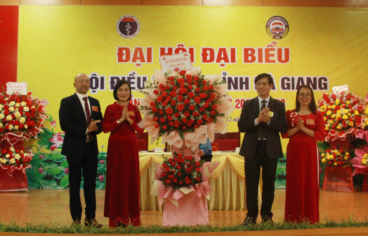 Đồng chí Phạm Đức Mục, Chủ tịch Hiệp hội Điều dưỡng Việt Nam tặng hoa chúc mừng Đại hội