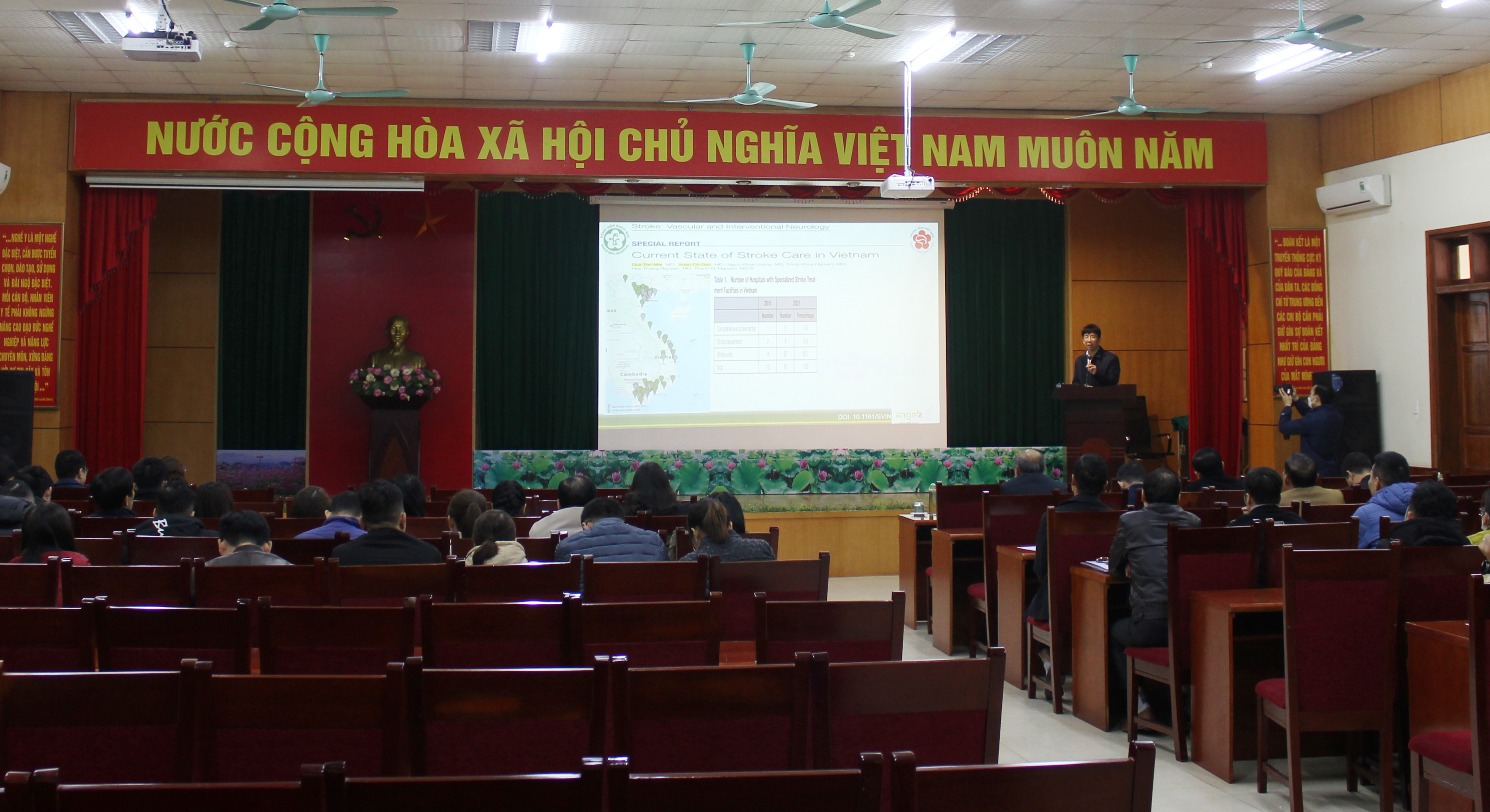 PGS.TS Mai Duy Tôn, Giám đốc Trung tâm Đột quỵ, Bệnh viện Bạch Mai trình bày tại Hội thảo