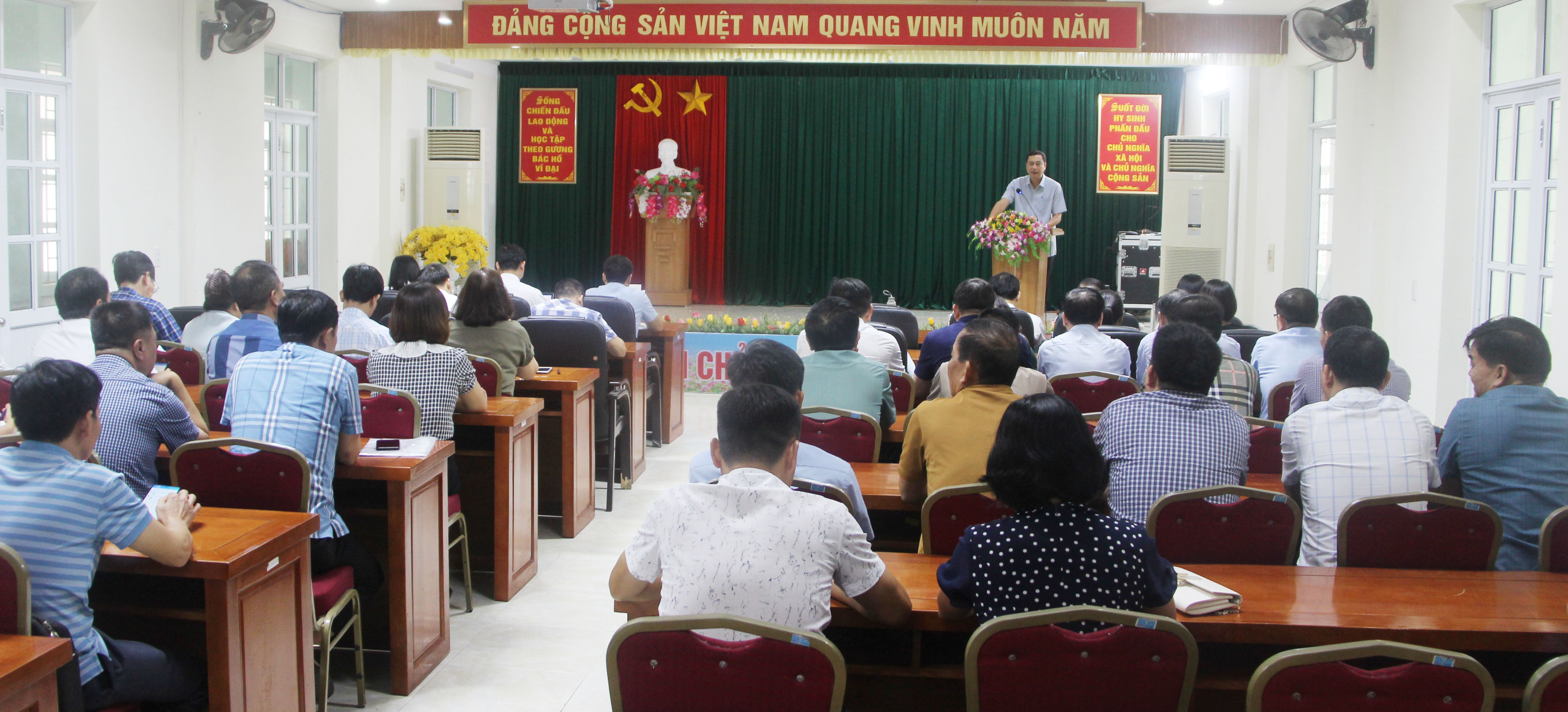 Đồng chí Nguyễn Văn Giao, Quyền Giám đốc Sở Y tế, phát biểu chỉ đạo tại hội nghị .