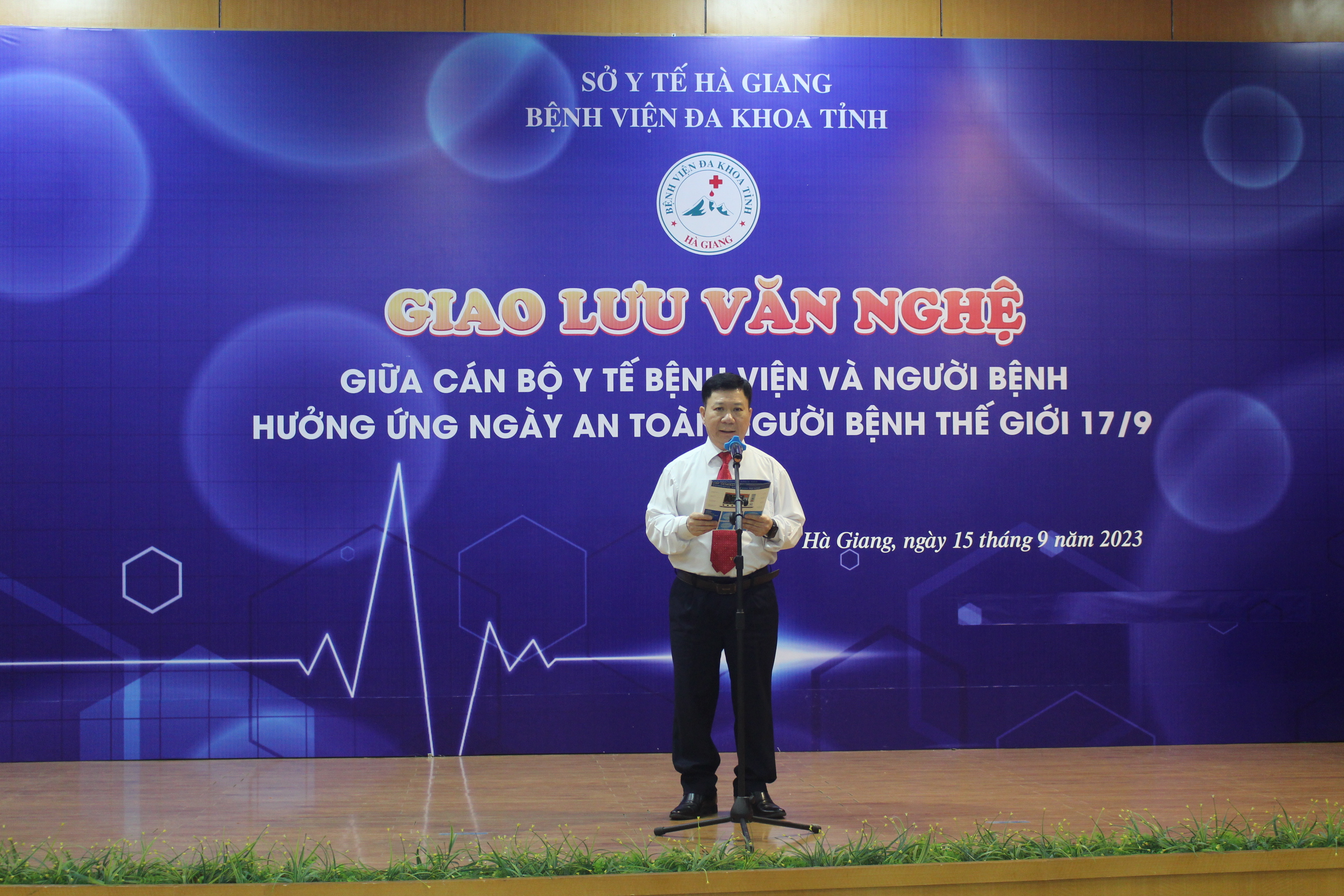 Đ/c Nguyễn Quốc Dũng, Phó Giám đốc BVĐK phát biểu khai mạc đêm giao lưu văn nghệ.