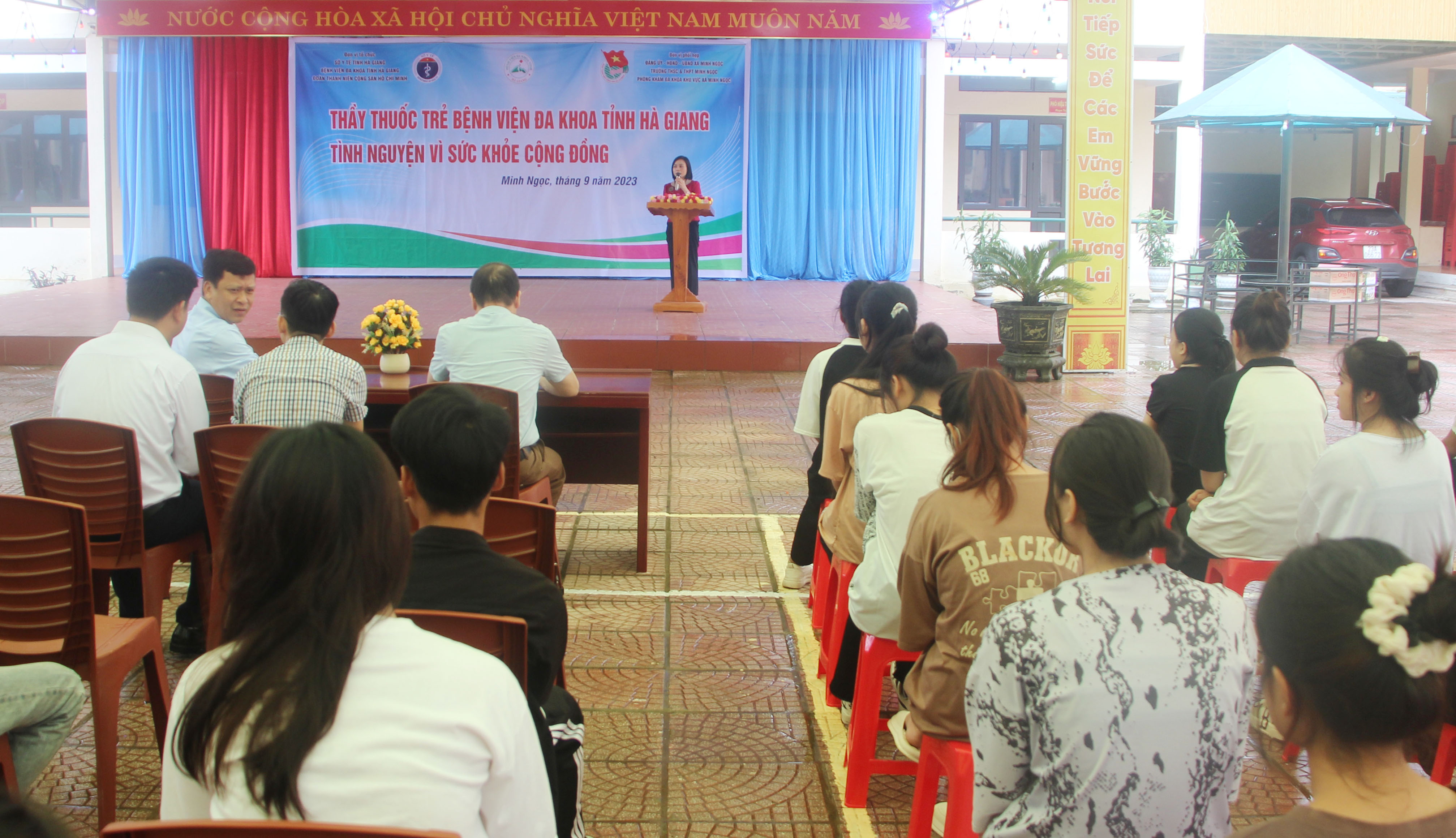 Sở Y tế tổ chức khám chữa bệnh, tư vấn cấp phát thuốc cho người dân, học sinh xã Minh Ngọc, huyện Bắc Mê