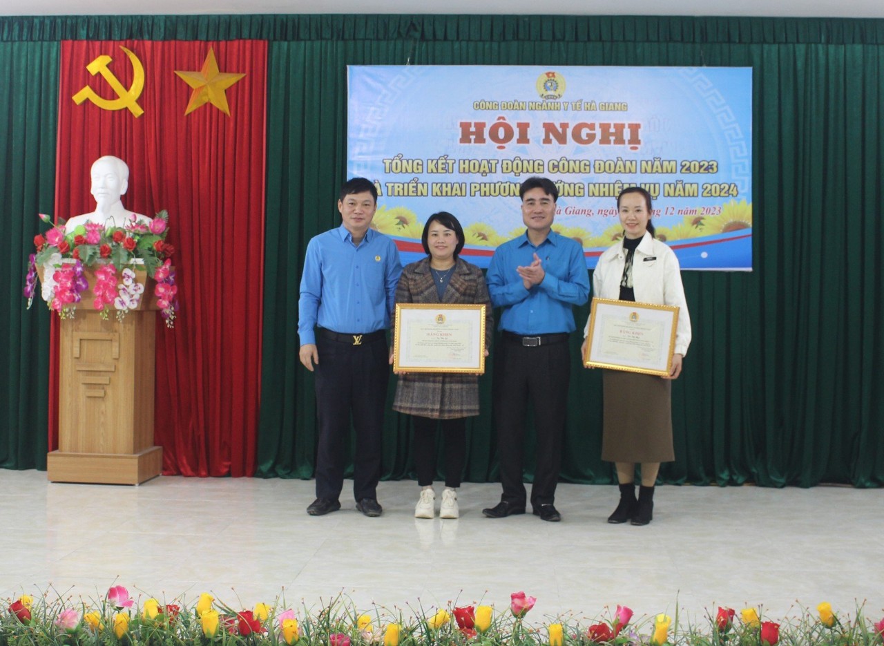 đại diện lãnh đạo LĐLĐ tỉnh, Công đoàn ngành Y tế chụp ảnh lưu niệm với 02 cá nhận được LĐLĐ tỉnh tặng Bằng khen