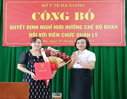 Đồng chí Đỗ Thị Mỹ - Phó Giám đốc Sở Y tế trao quyết định nghỉ hưu đối với đồng chí Lê Kim Hoa, Giám đốc TTYT huyện Quản Bạ