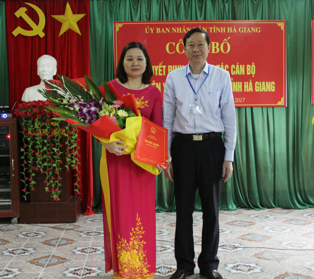 Đồng chí Lương Viết Thuần – Bí thư Đảng ủy, Giám đốc Sở Y tế trao quyết định cho đồng chí Nguyễn Thị Đức.
