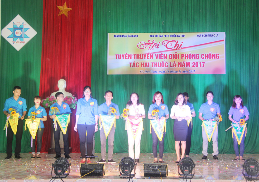 Ban tổ chức đã trao giải nhất cho Đoàn Công an thành phố, 02  giải nhì cho Đoàn phường Minh Khai và Đoàn phường Quang Trung