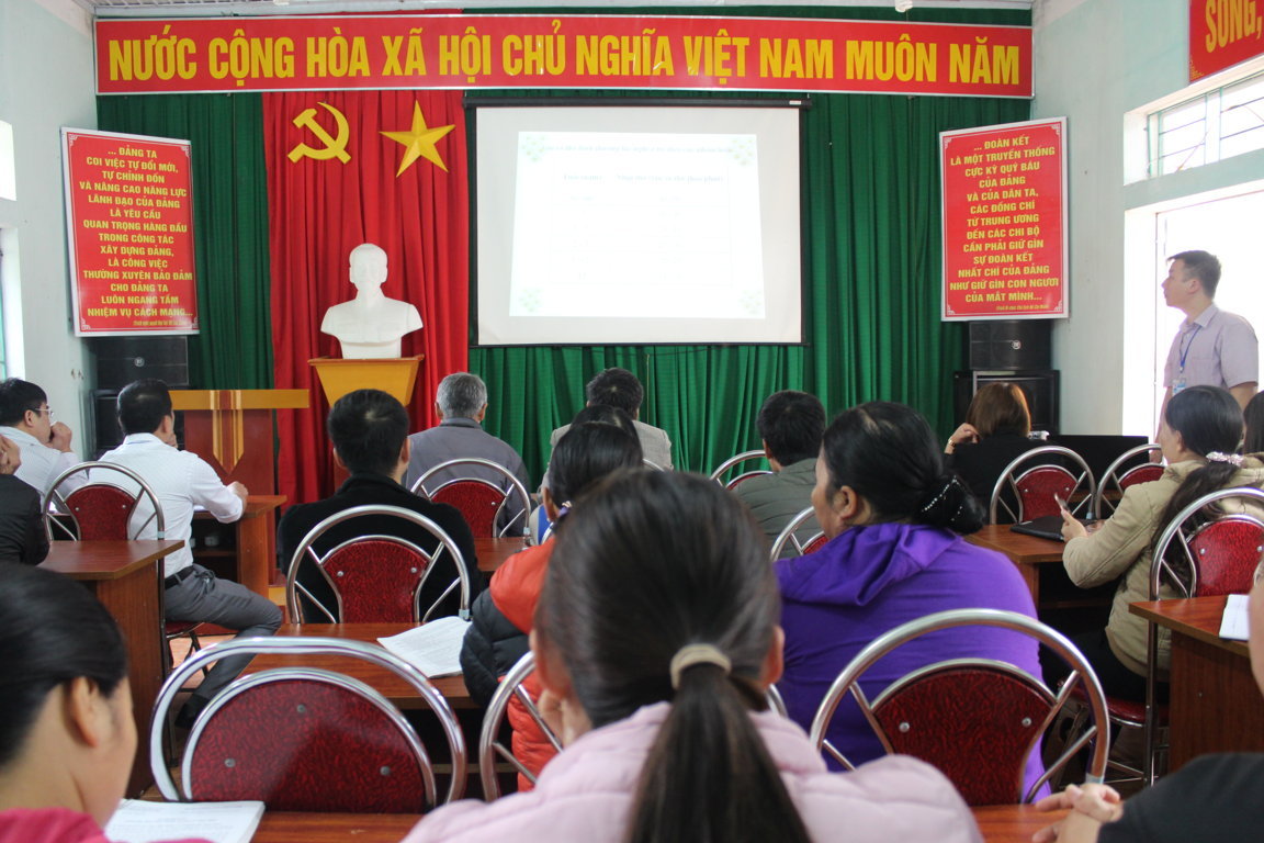Bác sĩ Nguyễn Đình Hạng – Trung tâm YTDP tỉnh hướng dẫn nội dung giám sát phản ứng sau tiêm chủng