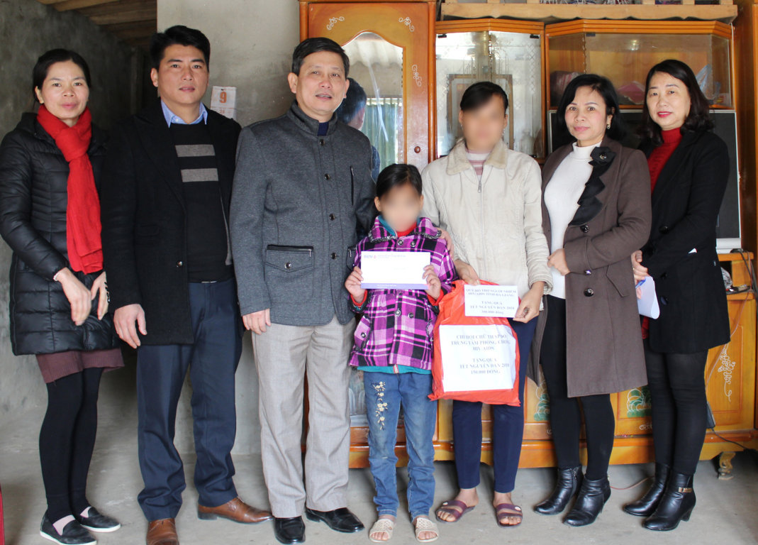 Đồng chí Đặng Văn Huynh, Phó Giám đốc Sở Y tế tặng quà cho trẻ nhiễm HIV/AIDS tại Bắc Quang