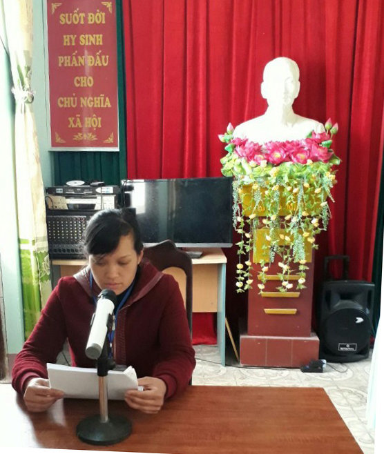 Cán bộ văn hóa xã Bản Péo (Hoàng Su Phì) tuyên truyền trên loa truyền thanh xã về PCTH thuốc lá cho người dân trên địa bàn xã
