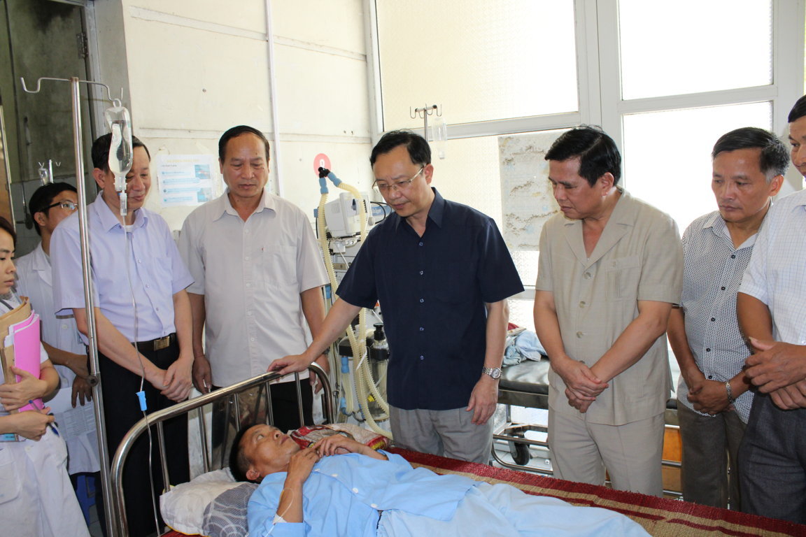 Đồng chí Thào Hồng Sơn, Phó Bí thư Thường trực Tỉnh ủy, Chủ tịch HĐND tỉnh thăm hỏi bệnh nhân ngộ độc thực phẩm tại huyện Vị xuyên