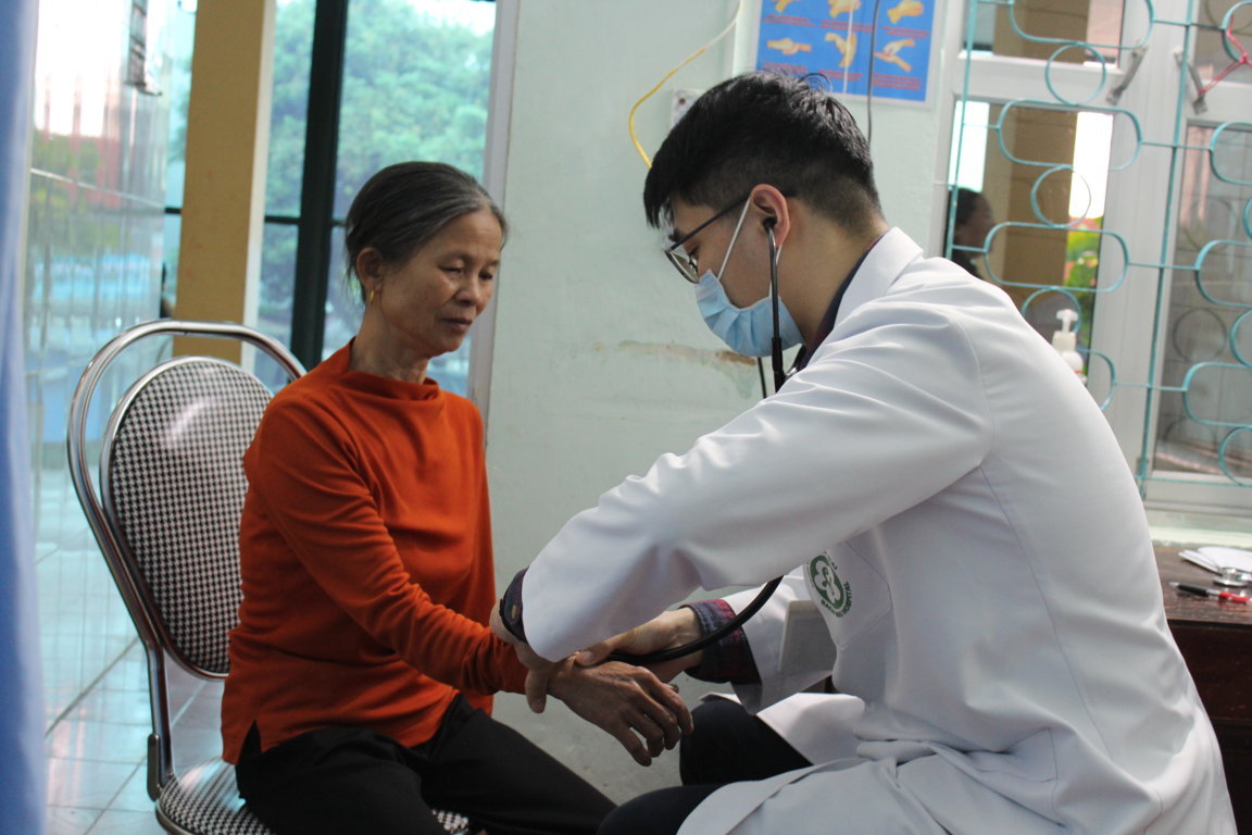 Các bác sĩ chuyên khoa tim mạch của Viện tim mạnh Việt Nam hỗ trợ khám, tư vấn và điều trị các bệnh lý về tim mạch tại huyện Bắc Quang