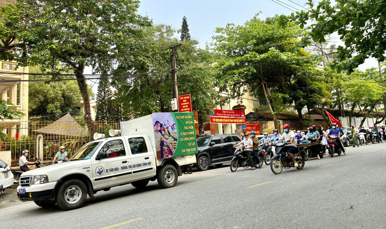 Đoàn xe cổ động diễu hành qua các trục đường chính Trung tâm Thành phố.
