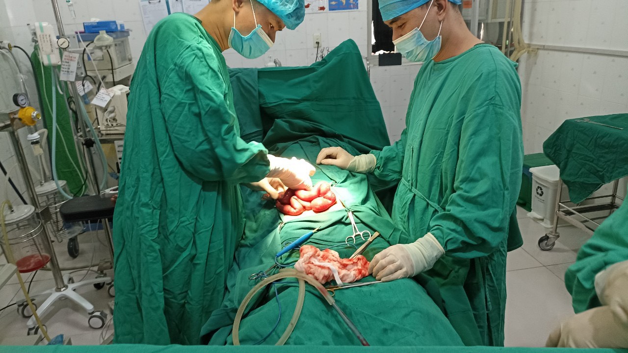 Các bác sĩ Khoa Ngoại Tiêu hóa – Tiết niệu đang tiến hành phẫu thuật cho người bệnh