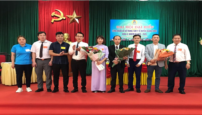  Đồng chí Hoàng Văn Luân, Bí thư chi bộ, Giám đốc Trung tâm Y tế lên tặng hoa chúc mừng cho Ban chấp hành Công đoàn khóa mới