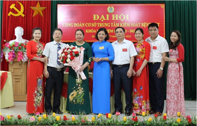 Đồng chí Phùng Thị Thanh, PCT Công đoàn ngành Y tế tặng hoa chúc mừng BCH Công đoàn cơ sở Trung tâm Kiểm soát bệnh tật nhiệm kỳ 2023 - 2028

