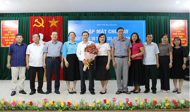 Văn phòng Sở Y tế tặng hoa và chụp ảnh lưu niệm chia tay đồng chí Nguyễn Đình Dích